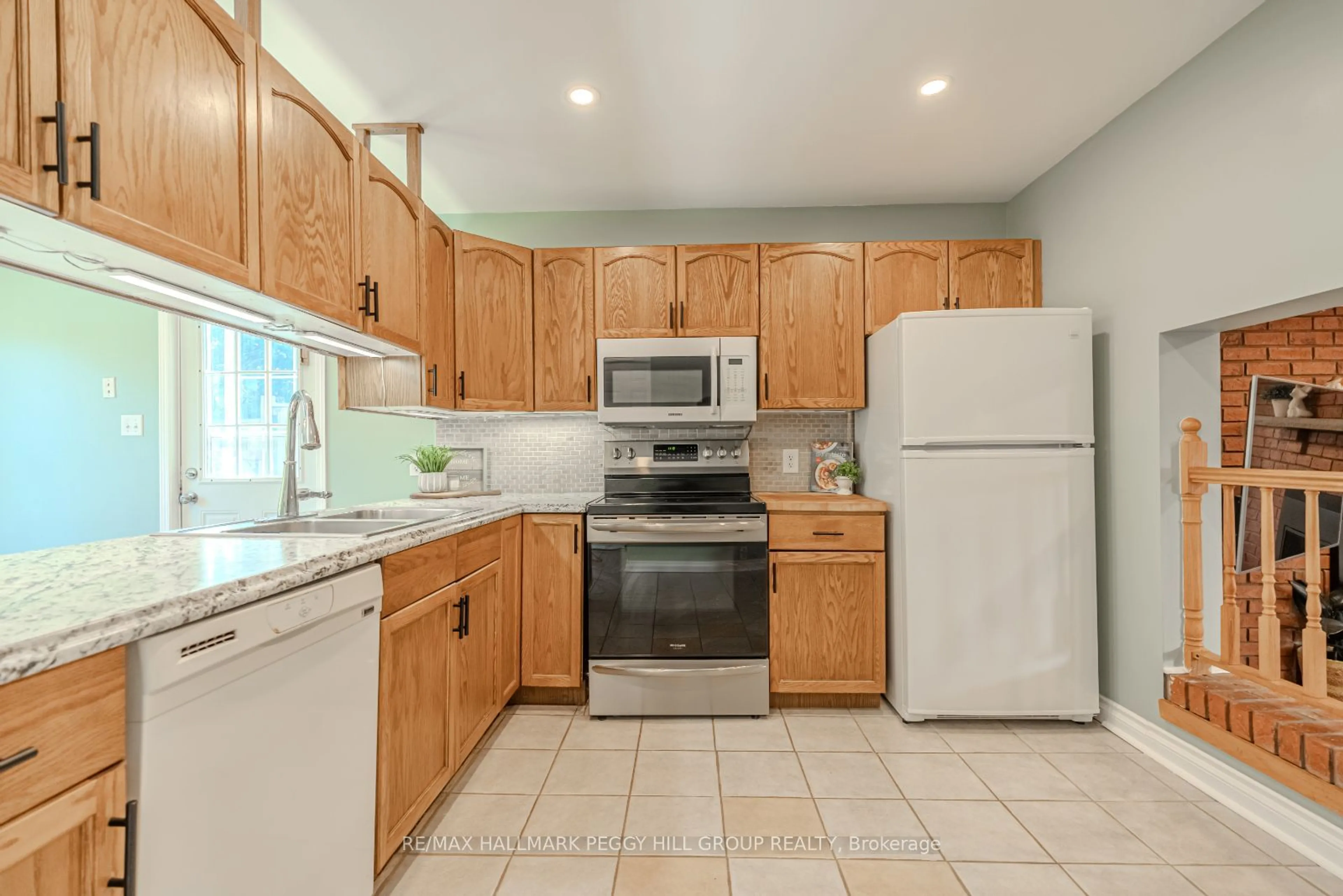 Standard kitchen, wood floors, cottage for 46 Patricia Ave, Barrie Ontario L4M 5S6