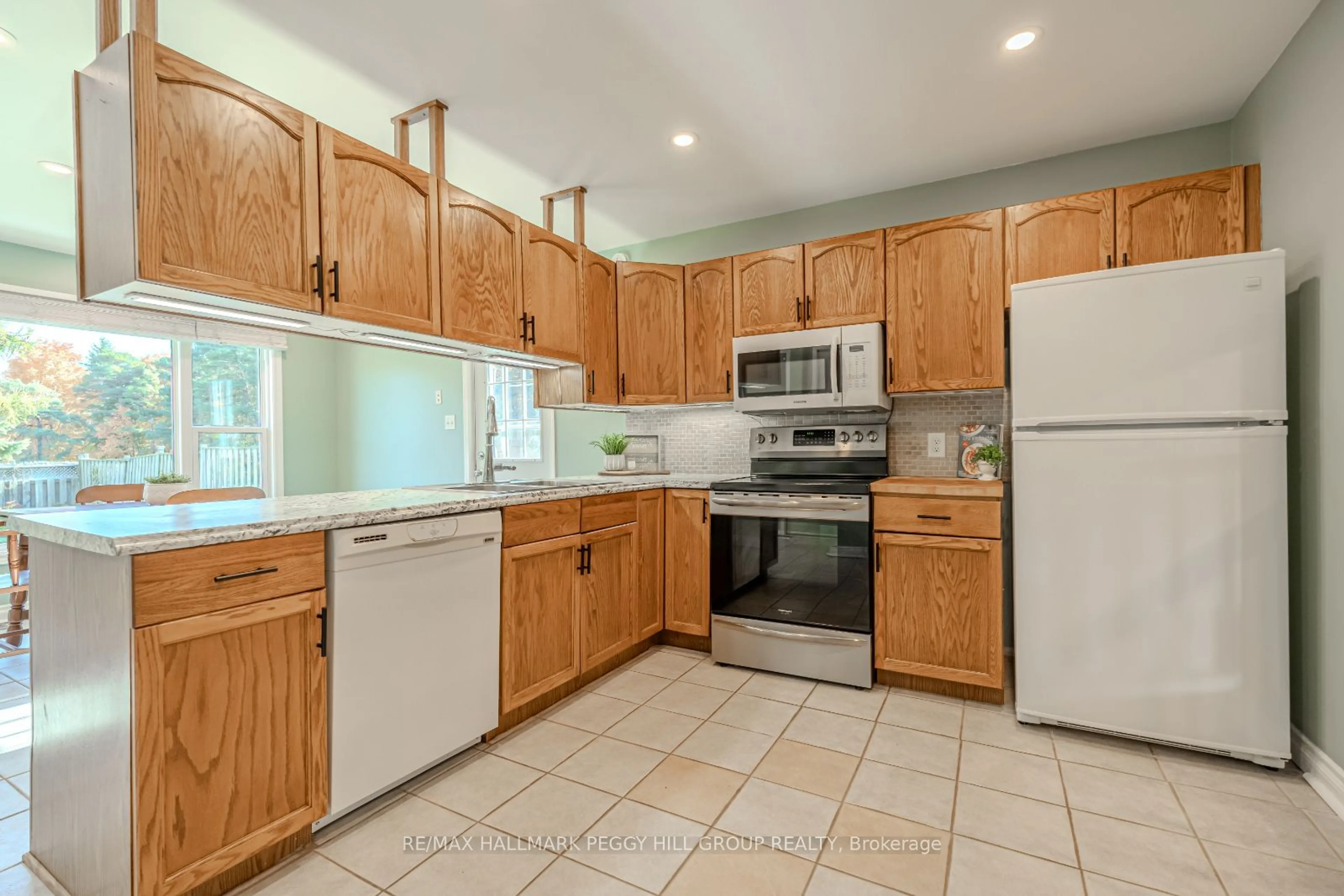 Standard kitchen, wood floors, cottage for 46 Patricia Ave, Barrie Ontario L4M 5S6