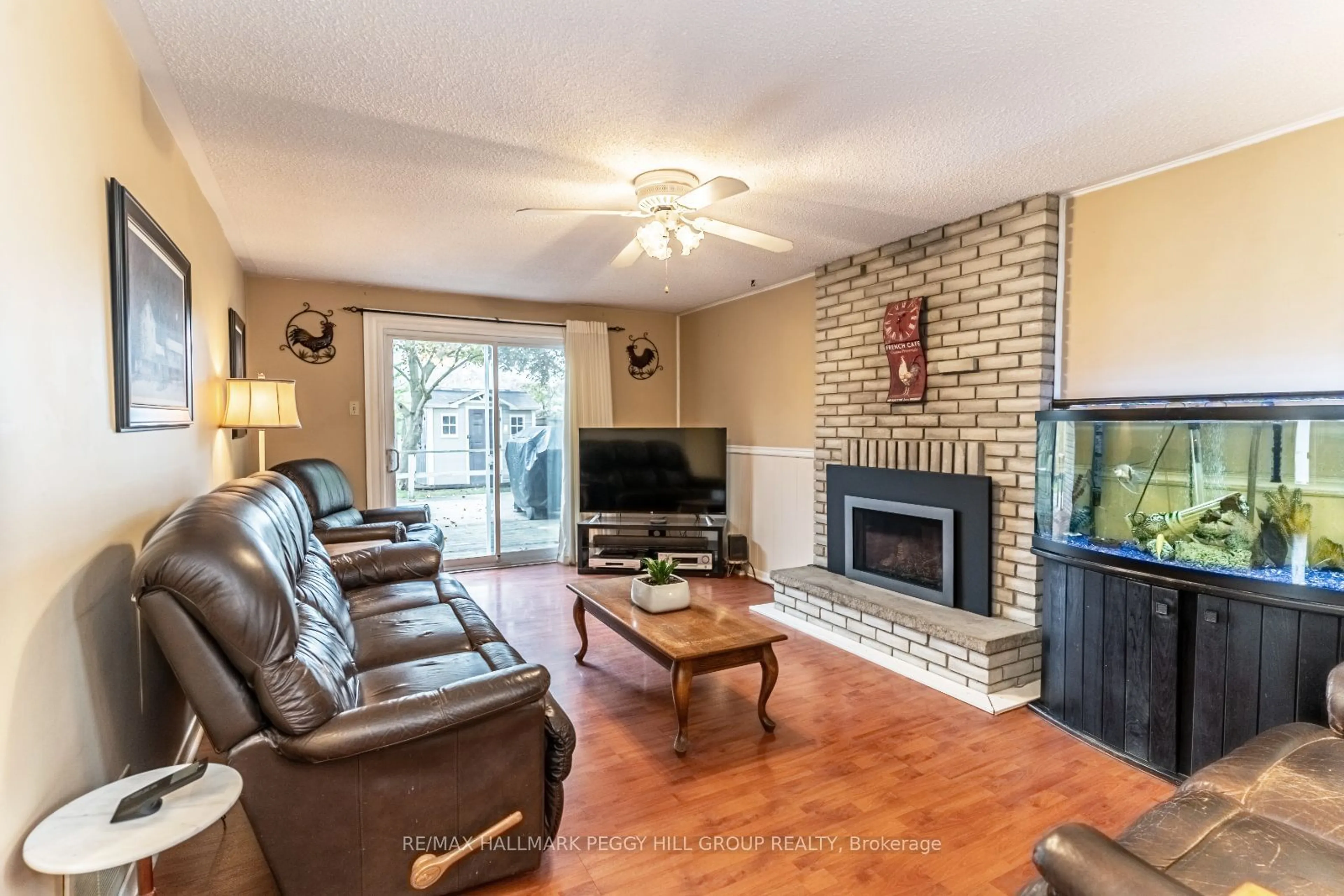 Living room, wood floors for 31 Little Ave, Barrie Ontario L4N 2Z4