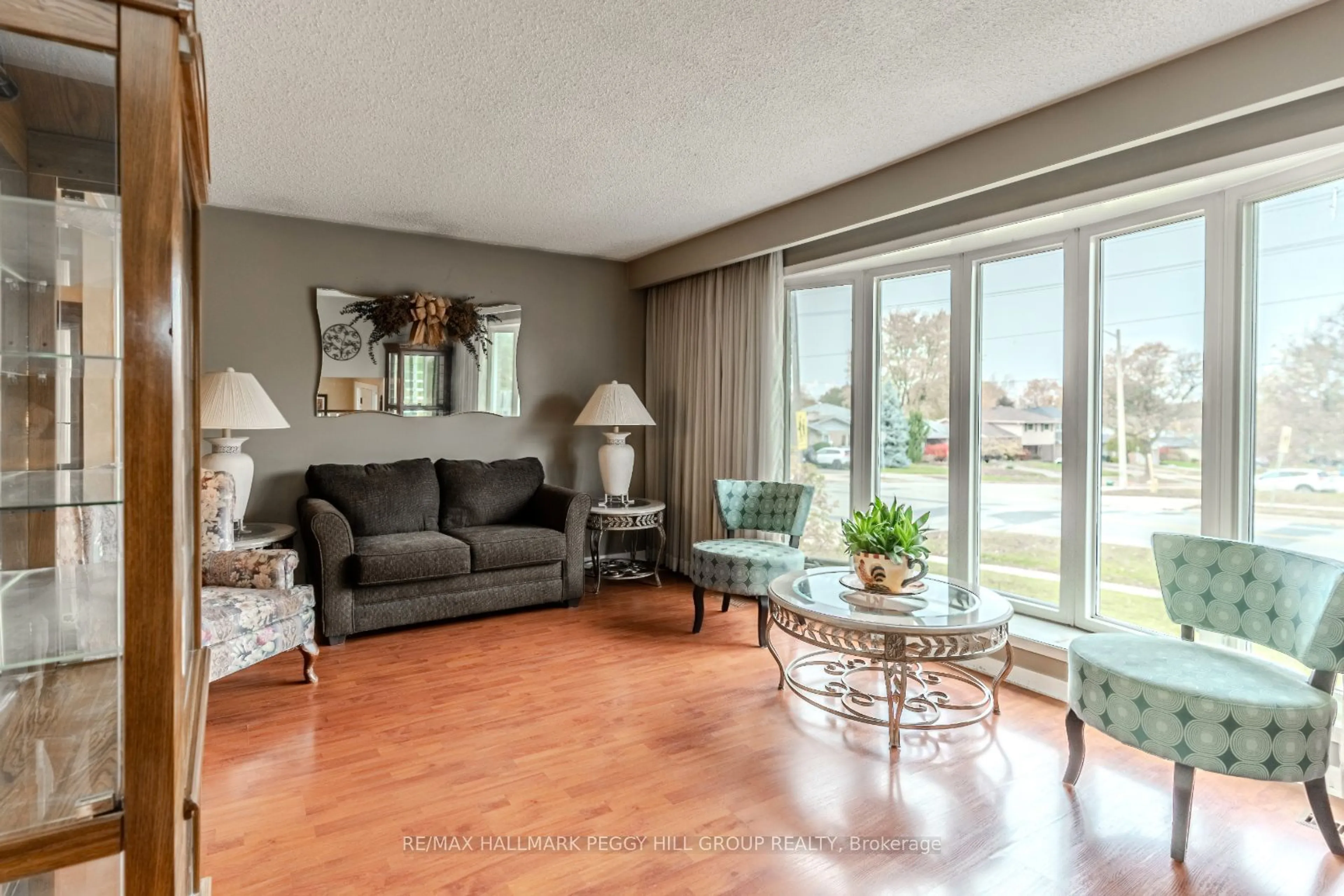 Living room, wood floors for 31 Little Ave, Barrie Ontario L4N 2Z4