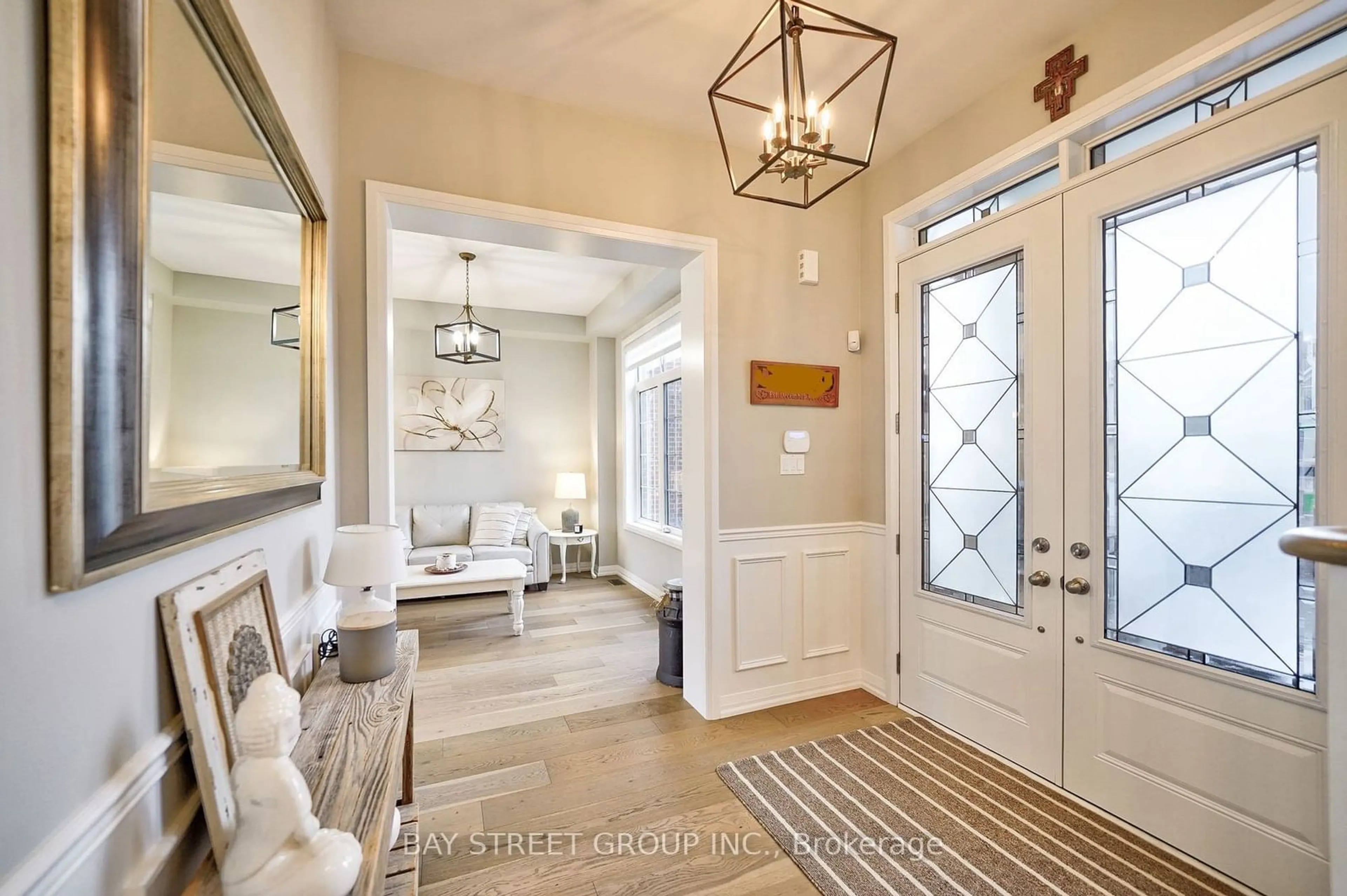 Indoor entryway, wood floors for 17 THOMPSON Way, Springwater Ontario L9X 0S7