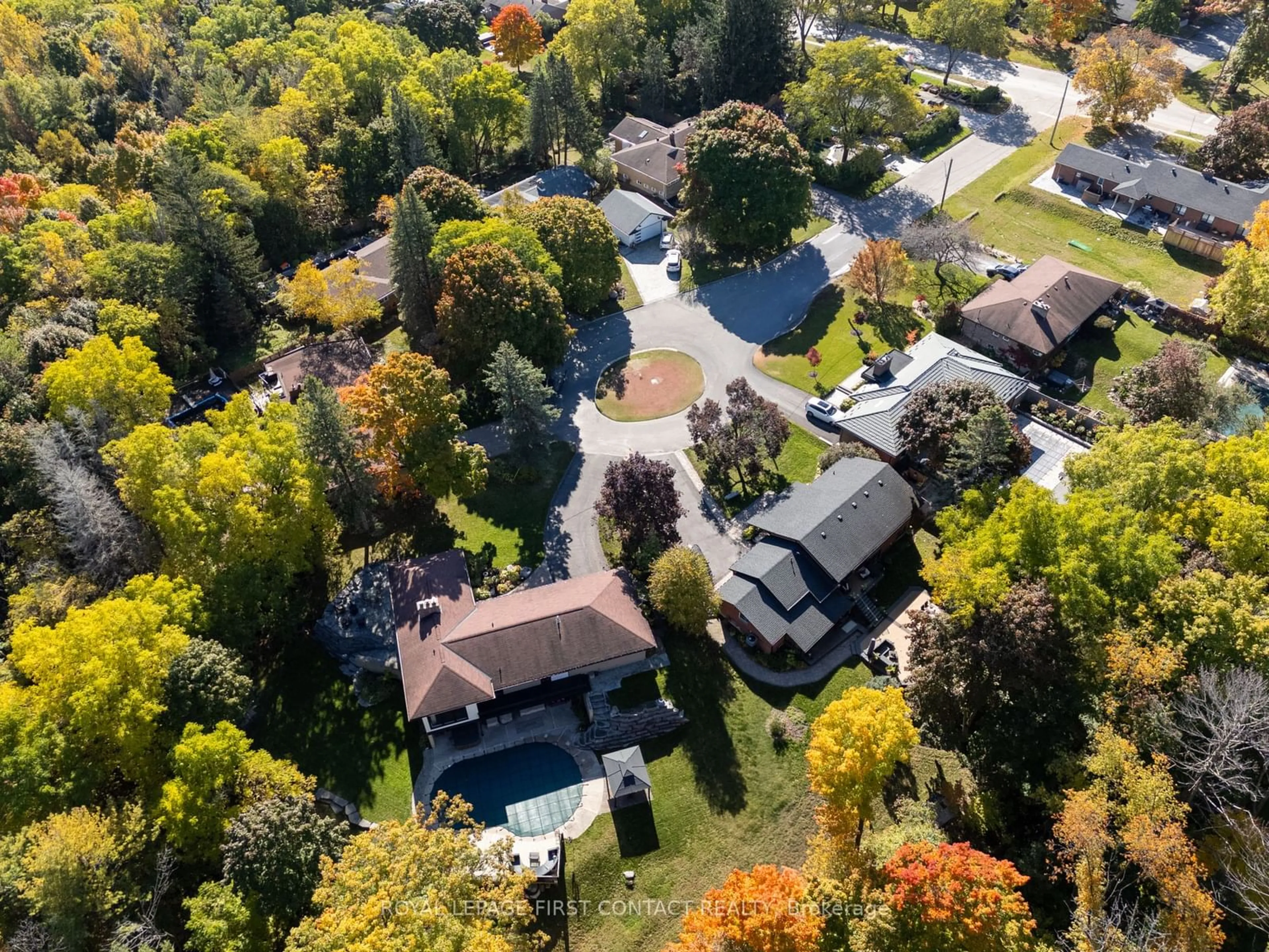 Frontside or backside of a home, the street view for 4 Brookdale Dr, Barrie Ontario L4N 1N5