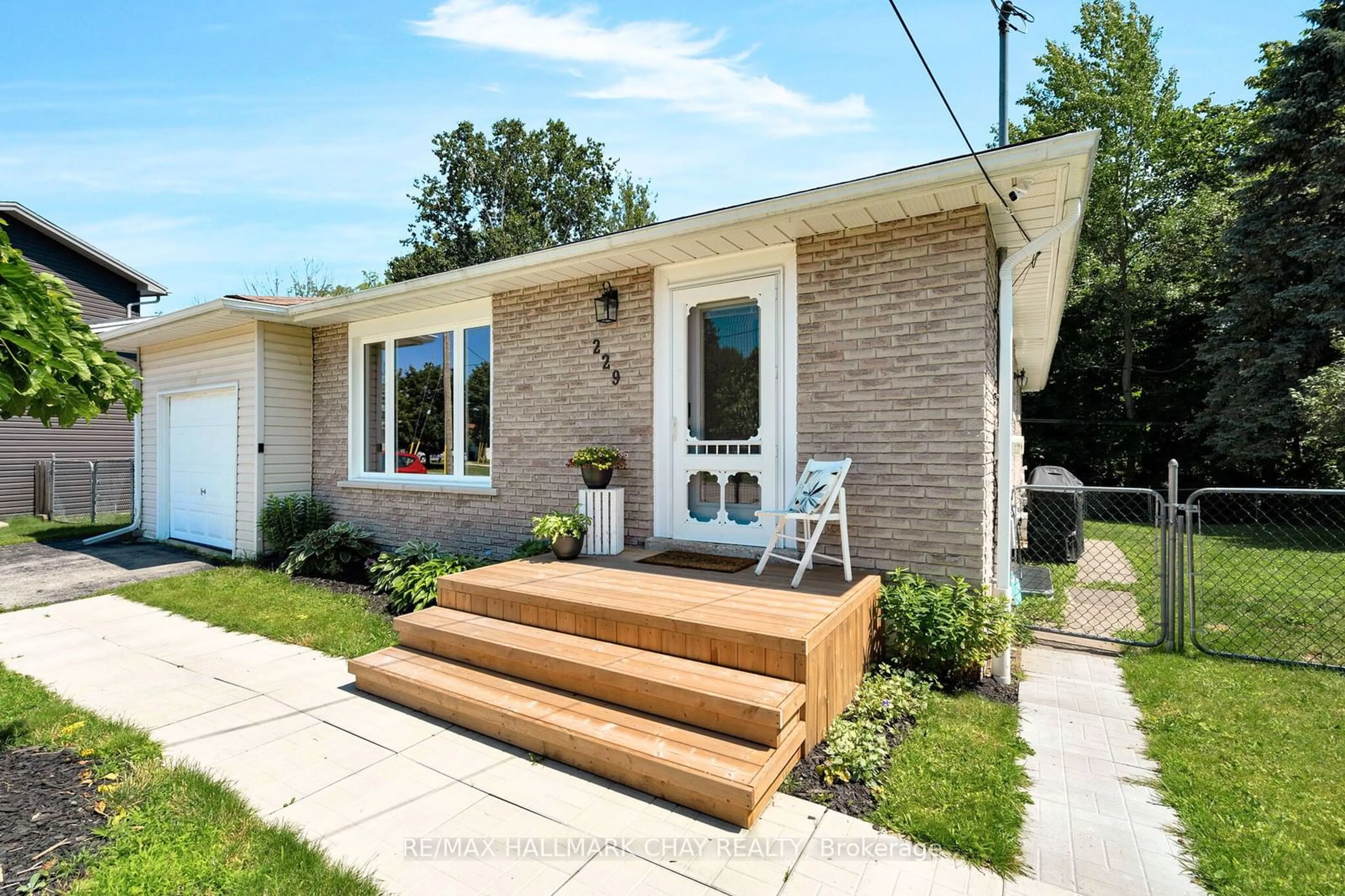 Frontside or backside of a home, cottage for 229 Eric St, Clearview Ontario L0M 1S0