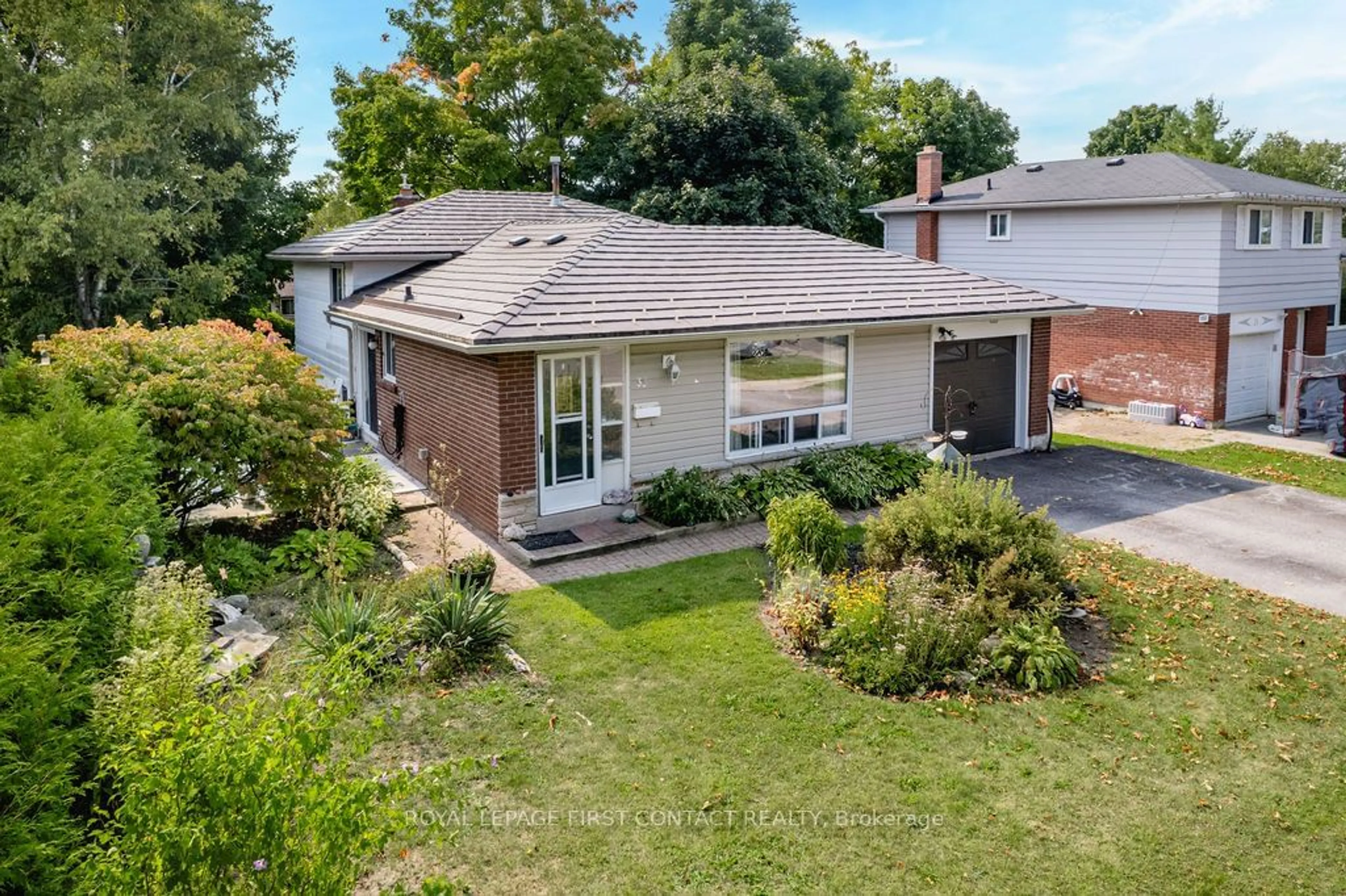 Frontside or backside of a home, the fenced backyard for 33 Roslyn Rd, Barrie Ontario L4M 2X5