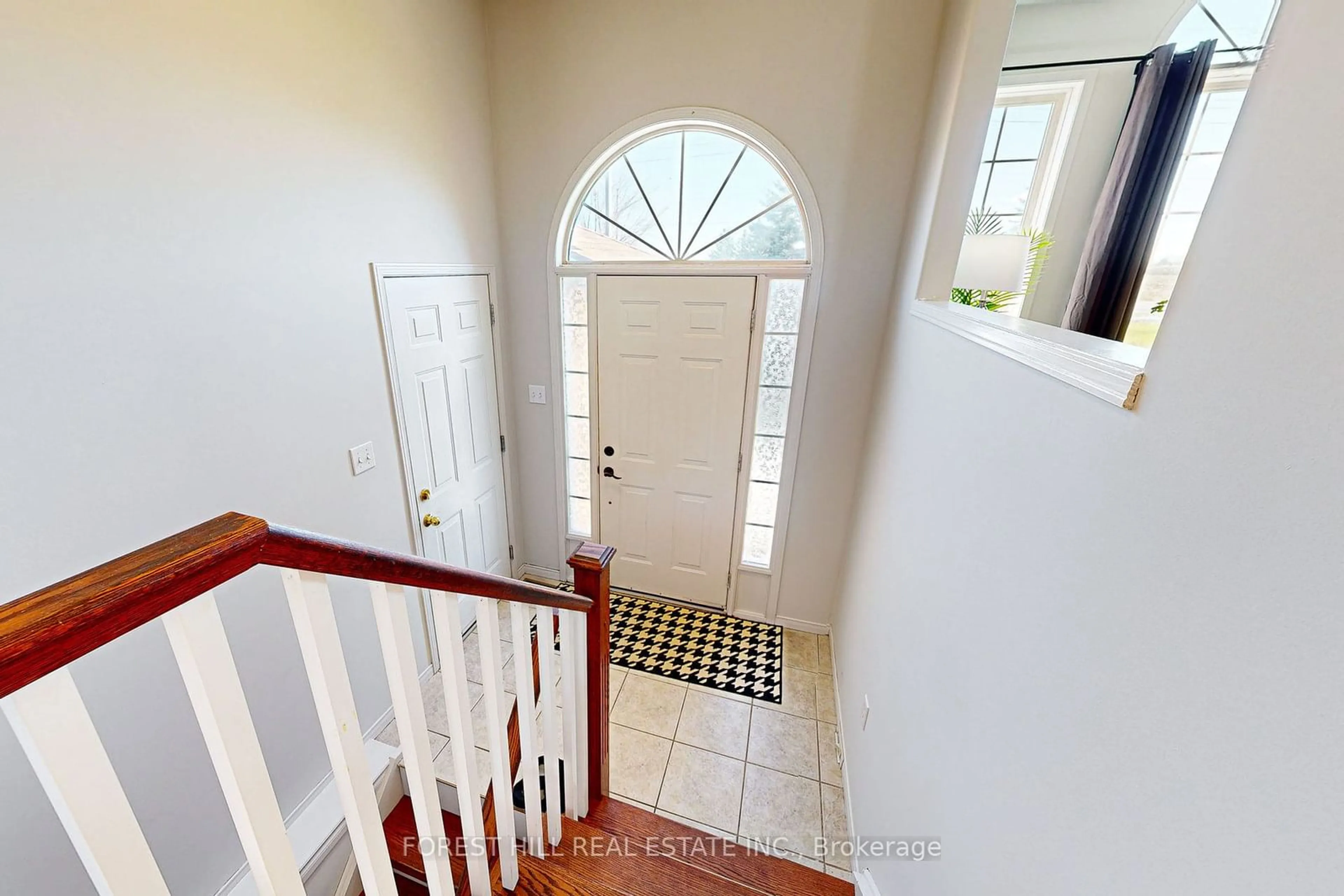 Indoor entryway, wood floors for 26 Quinlan Rd, Barrie Ontario L4M 7B1