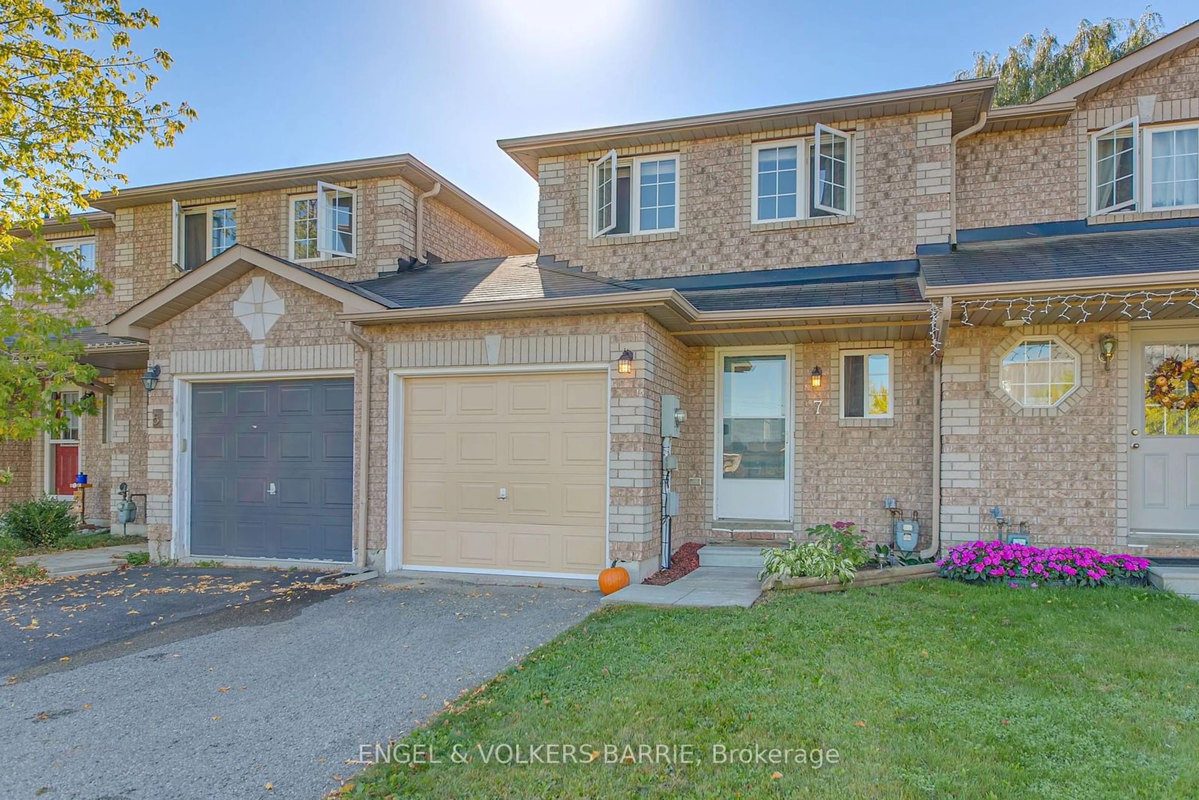 A pic from exterior of the house or condo, the street view for 7 Mccausland Crt, Barrie Ontario L4N 6C2