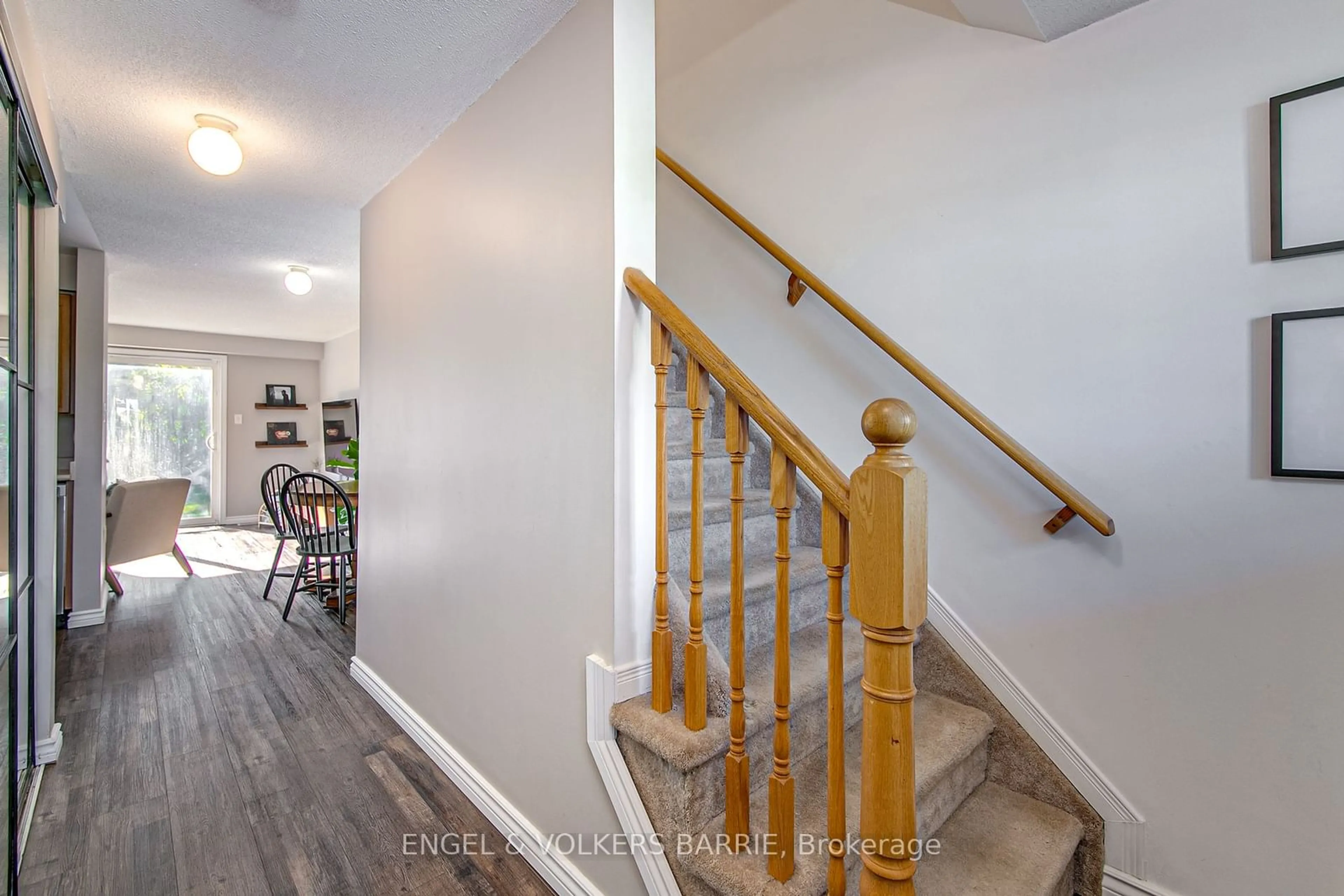 Indoor foyer, wood floors for 7 Mccausland Crt, Barrie Ontario L4N 6C2