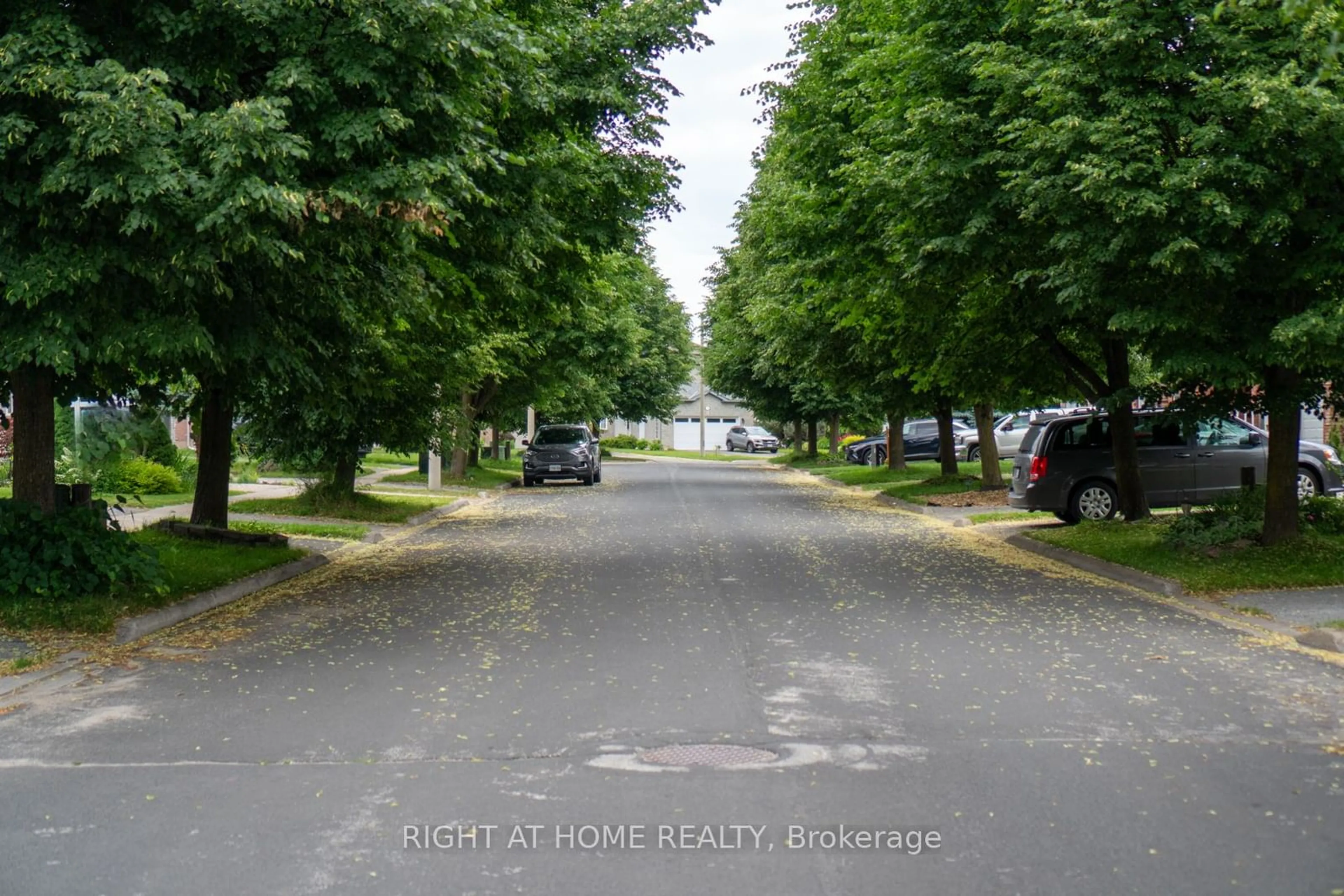 A pic from exterior of the house or condo, the street view for 123 Benson Dr ##1 & #2, Barrie Ontario L4N 7Y4