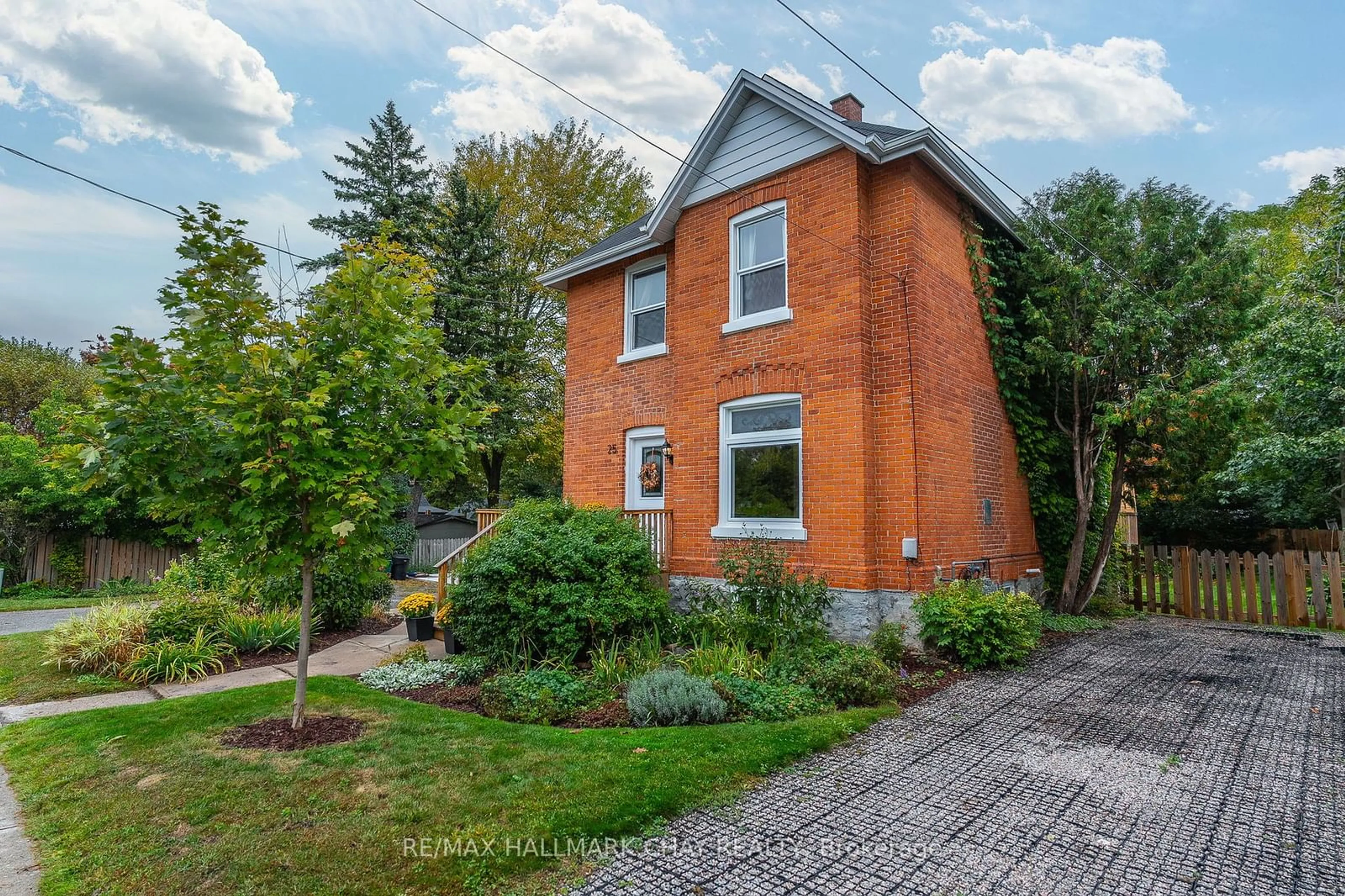 Home with brick exterior material for 25 William St, Barrie Ontario L4N 3J4