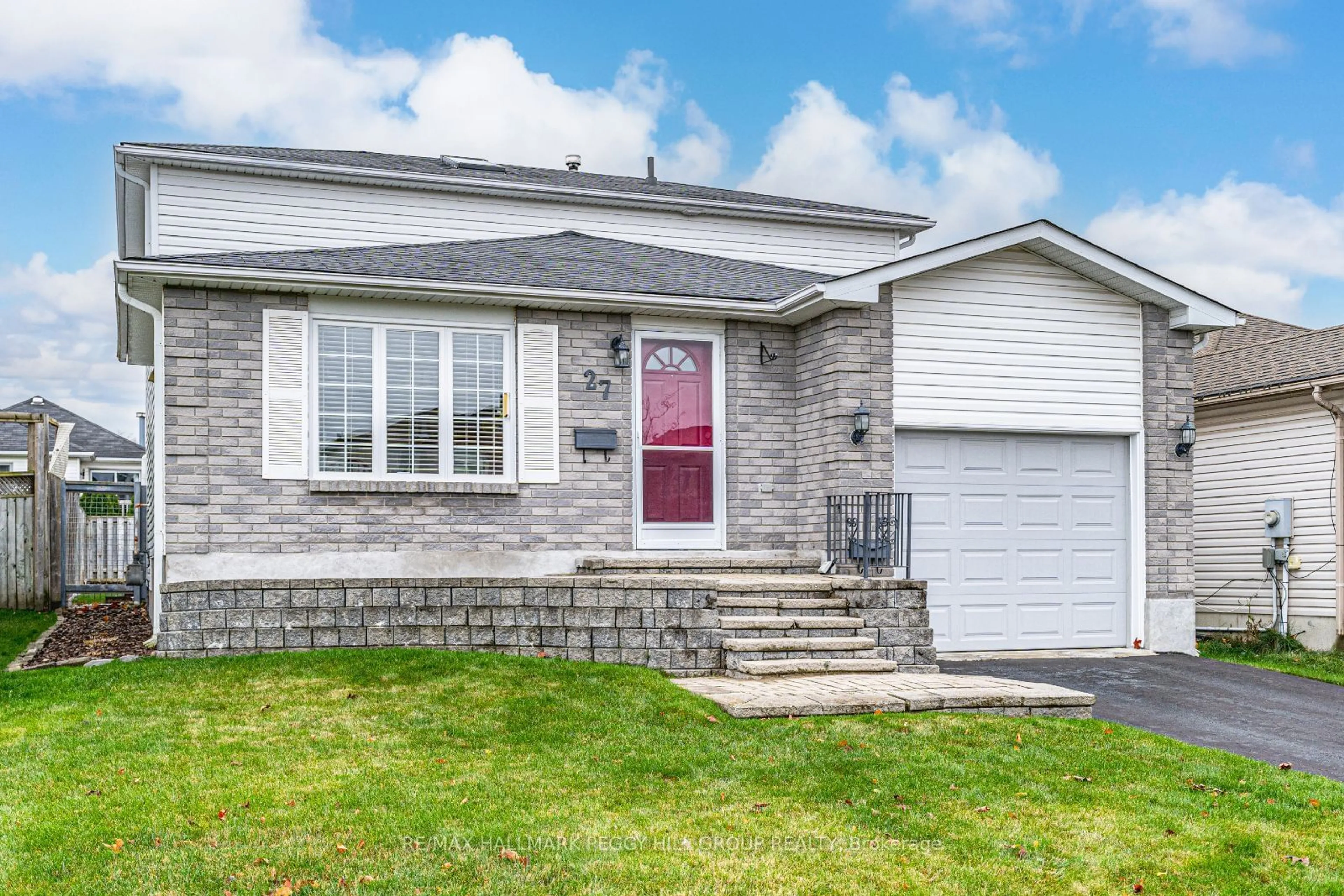 Frontside or backside of a home, cottage for 27 Waddington Cres, Barrie Ontario L4N 8C8