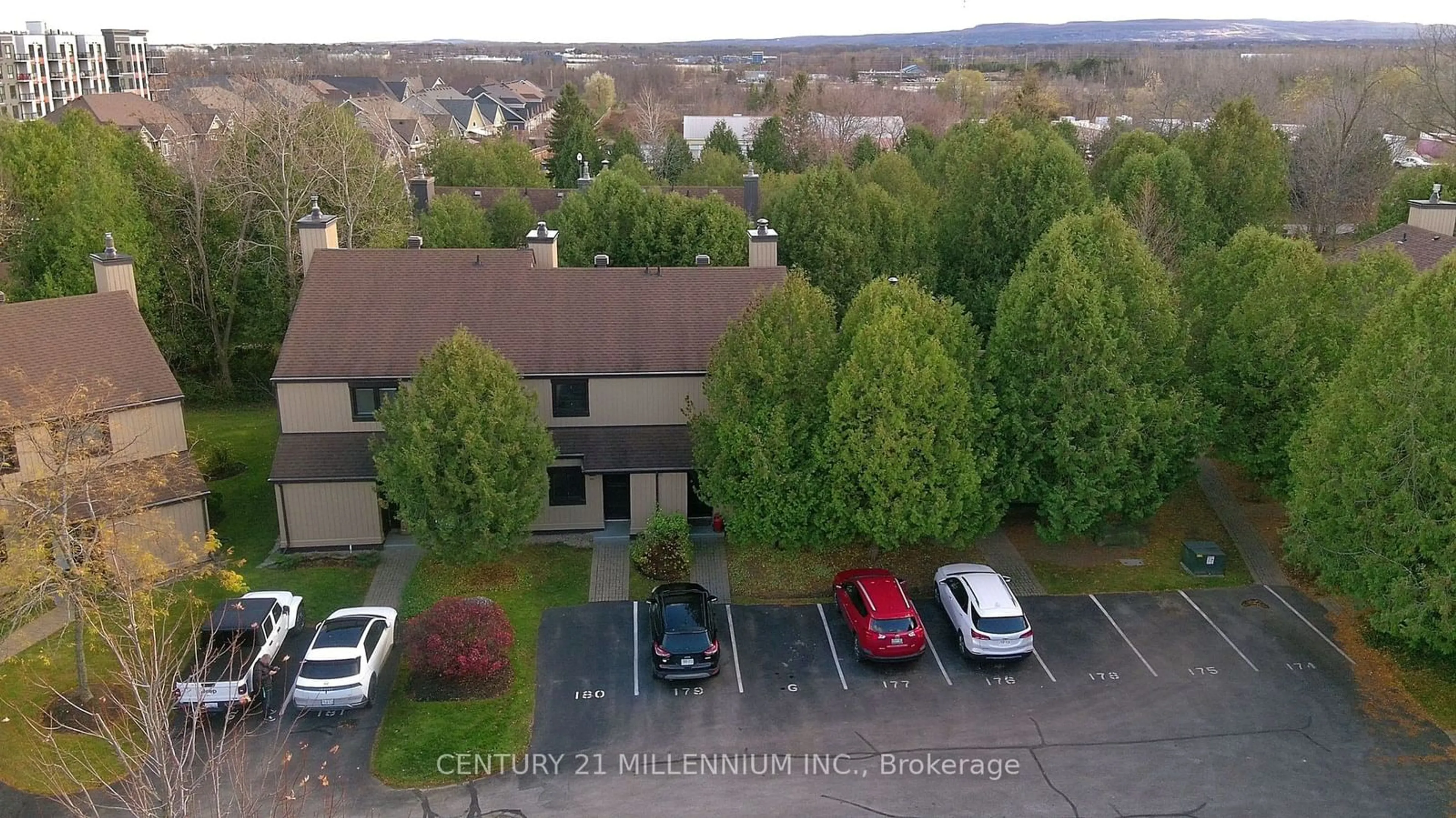 A pic from exterior of the house or condo, the front or back of building for 180 Escarpment Cres, Collingwood Ontario L9Y 5B4