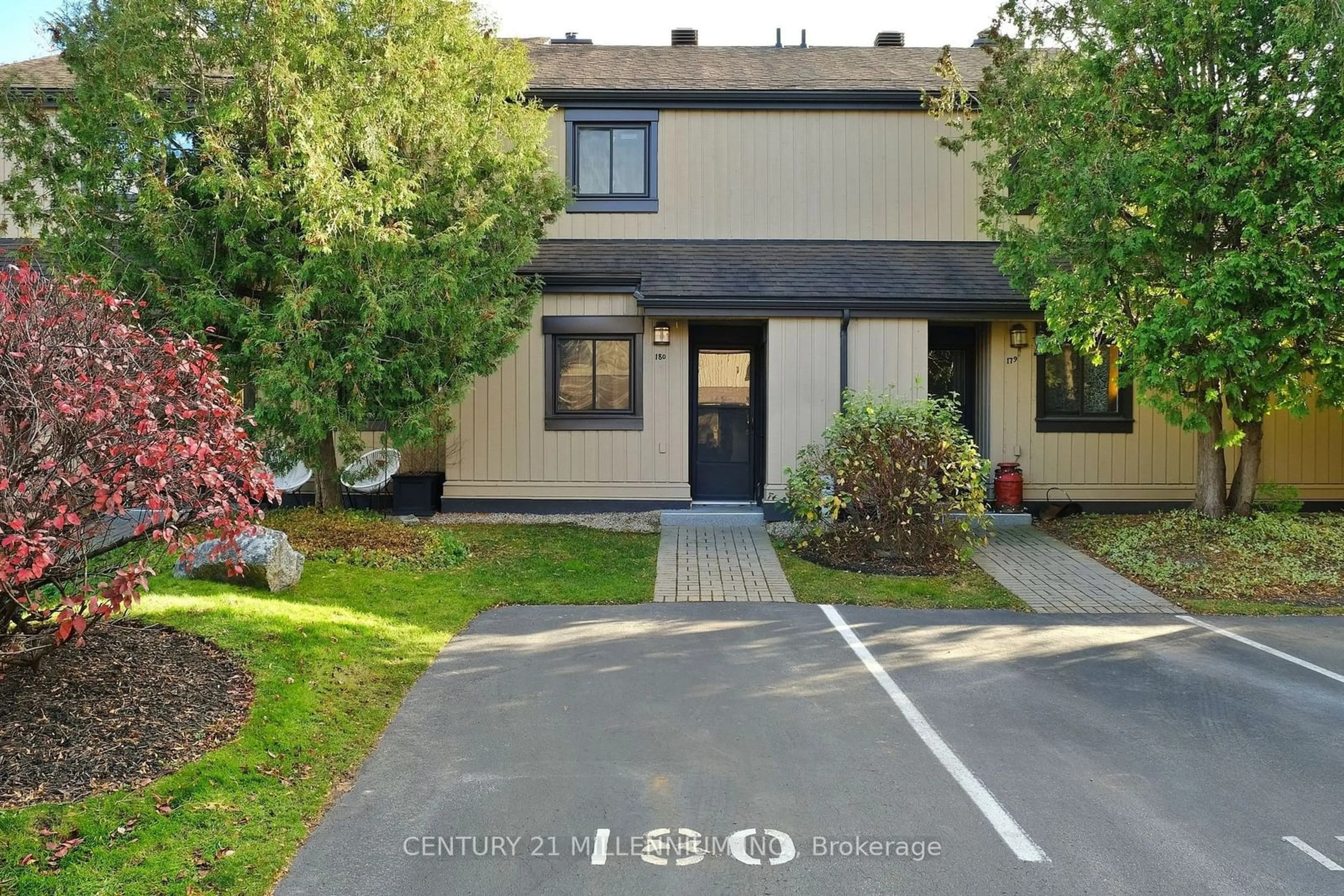 A pic from exterior of the house or condo, the street view for 180 Escarpment Cres, Collingwood Ontario L9Y 5B4