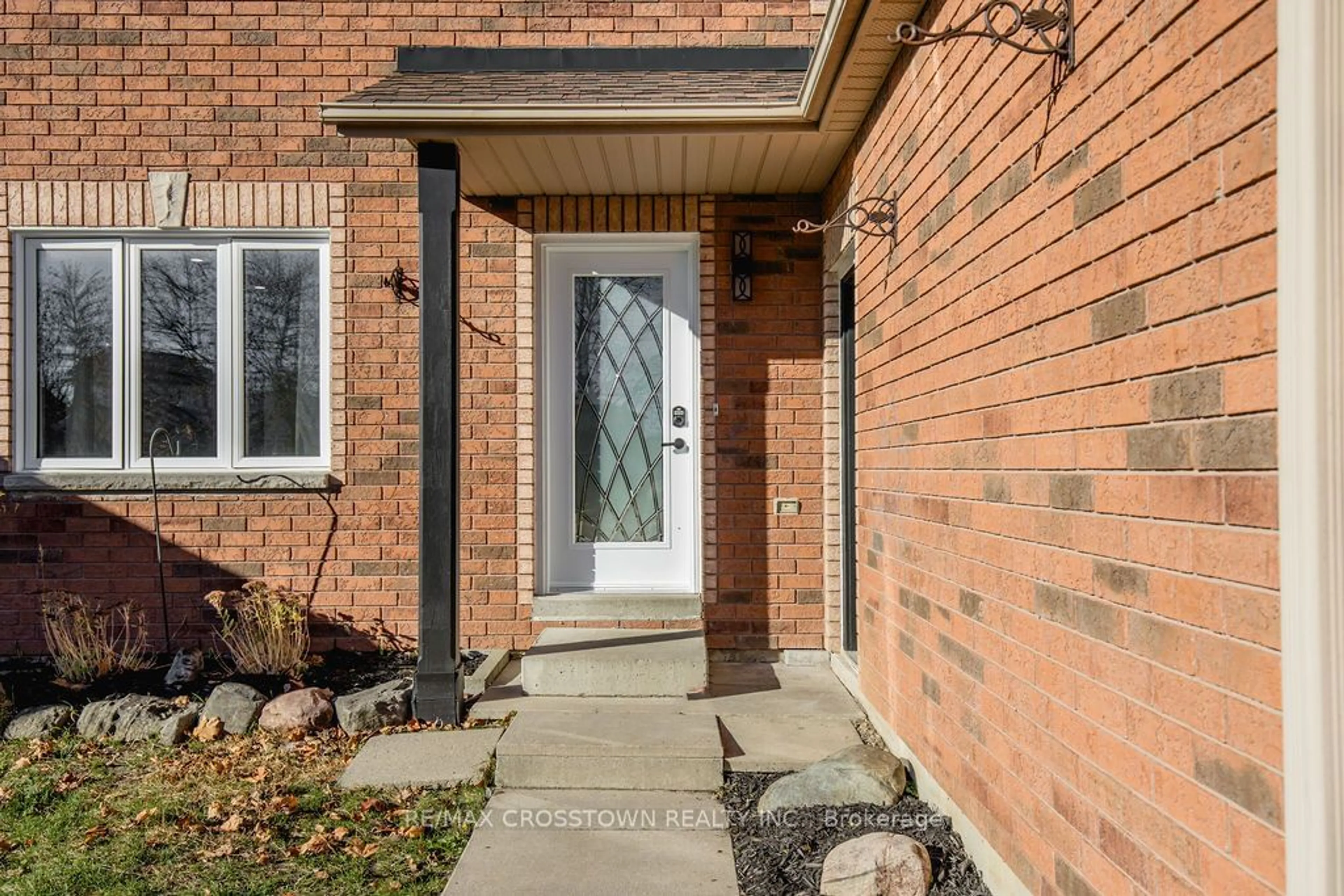 Home with brick exterior material for 48 Canary Reed Crt, Barrie Ontario L4N 8S1