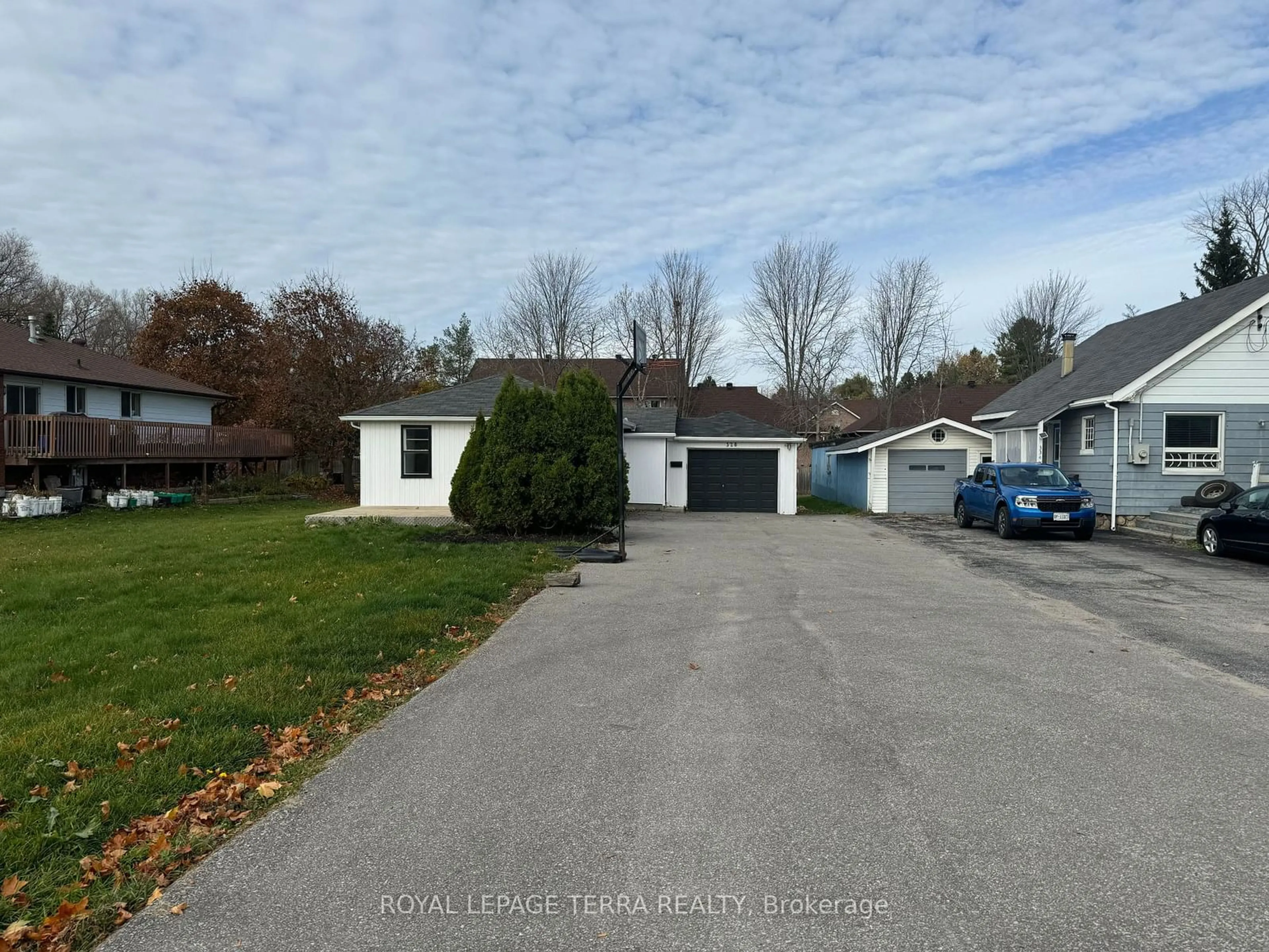 Frontside or backside of a home, the street view for 328 Little Ave, Barrie Ontario L4N 2Z6