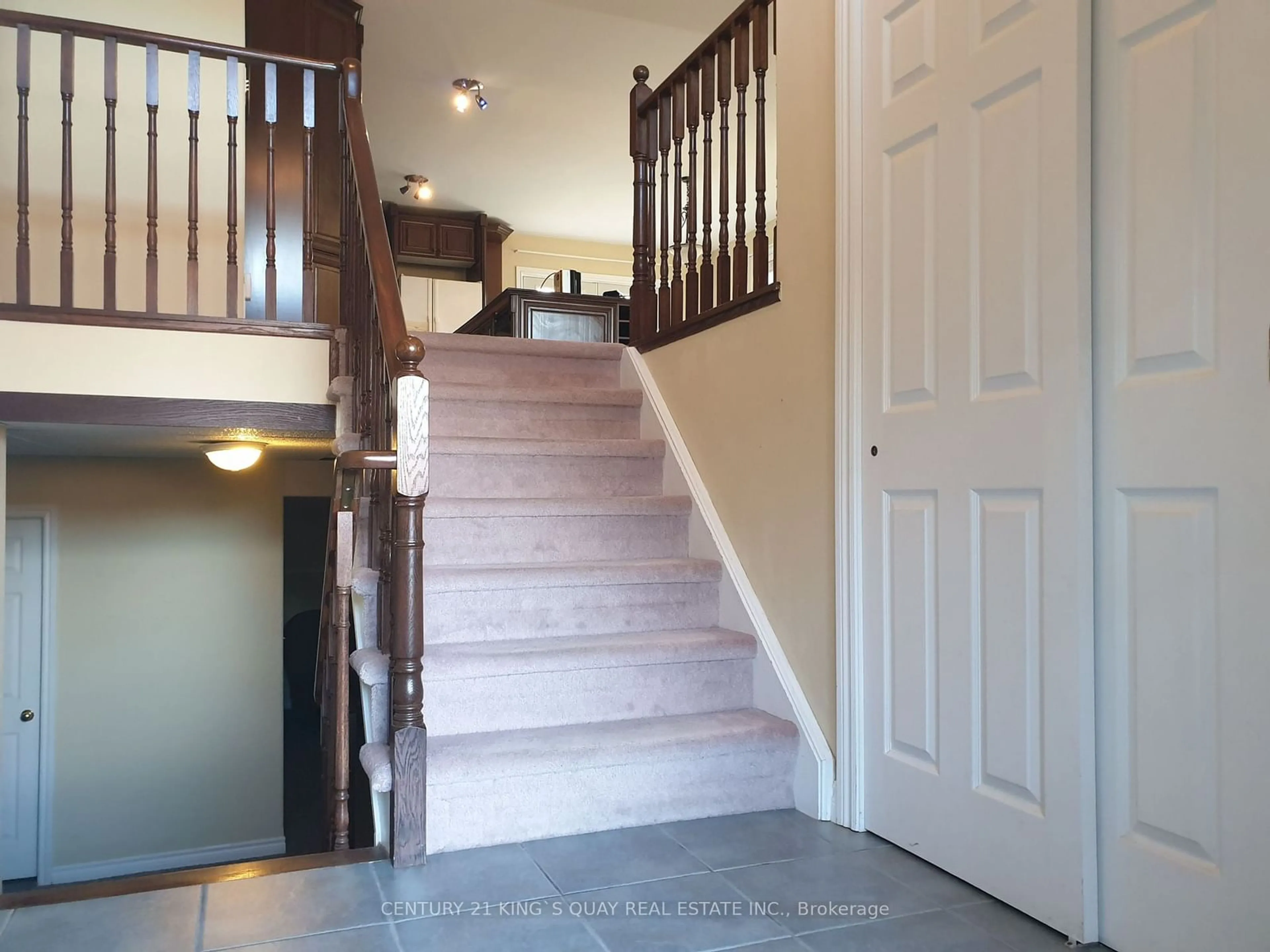 Indoor foyer, wood floors for 178 Wildwood Tr, Barrie Ontario L4N 9Y6