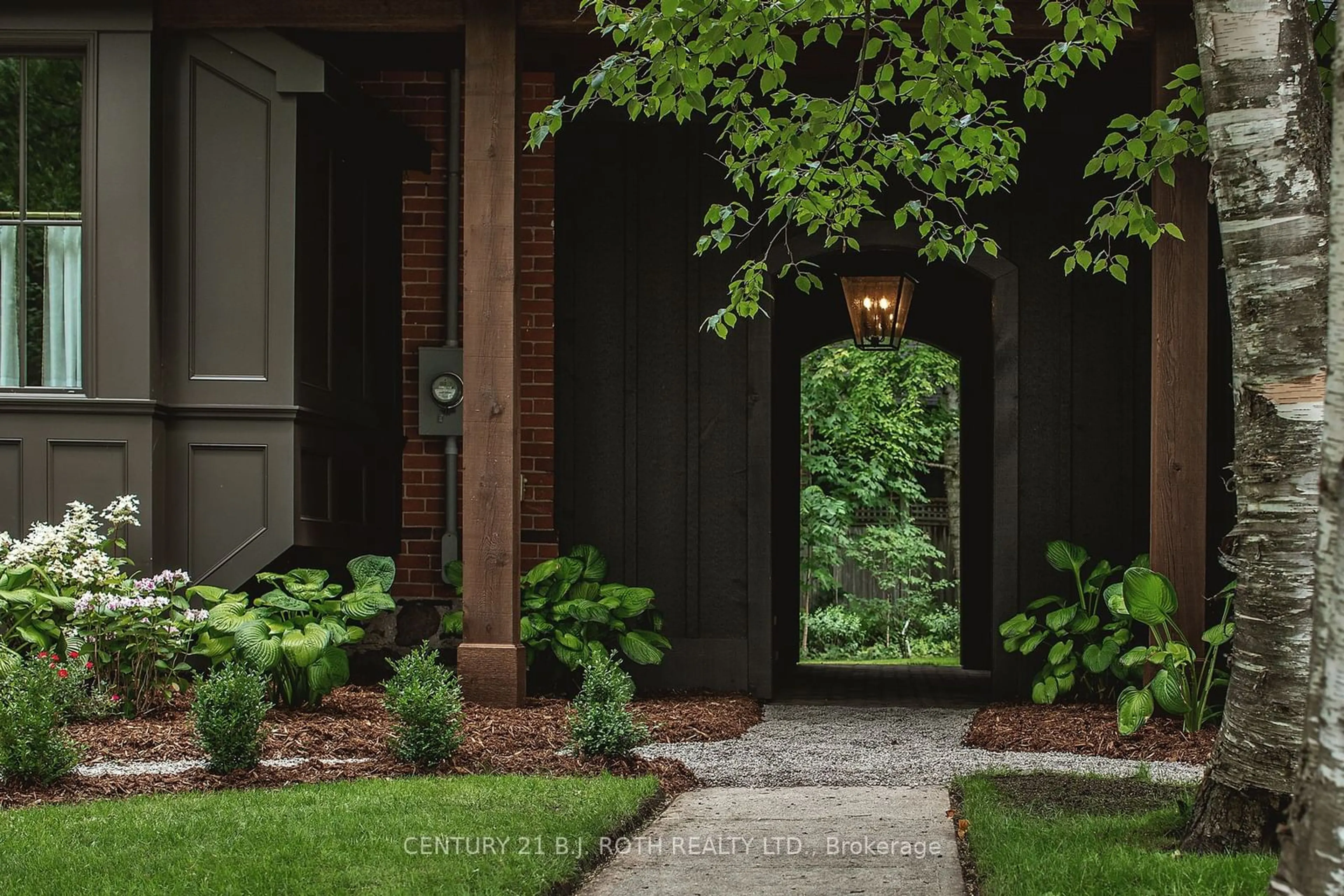 Indoor entryway, wood floors for 42 BURTON Ave, Barrie Ontario L4N 2R6