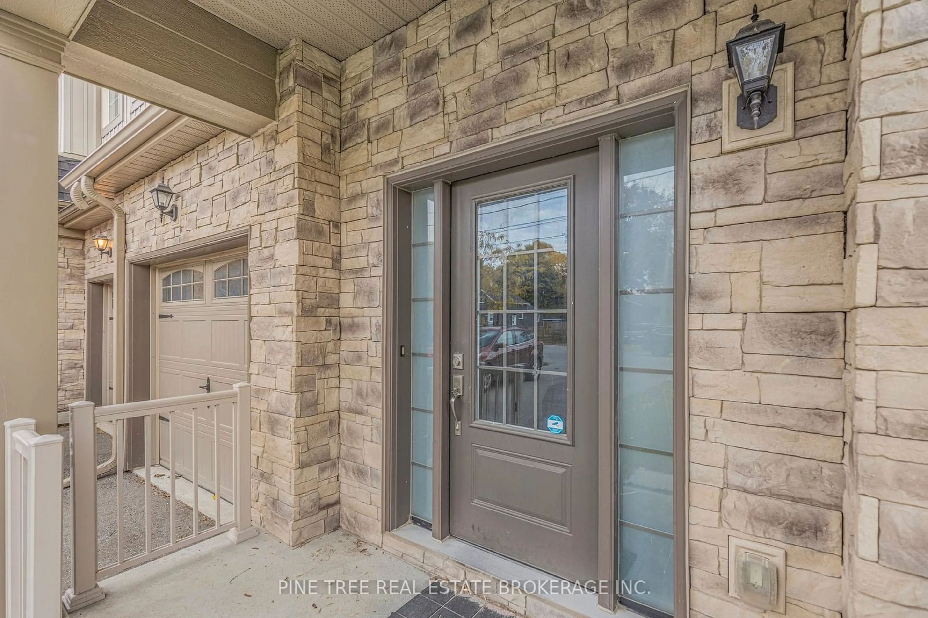 Indoor entryway, ceramic floors for 324 East St, Orillia Ontario L3V 4C3