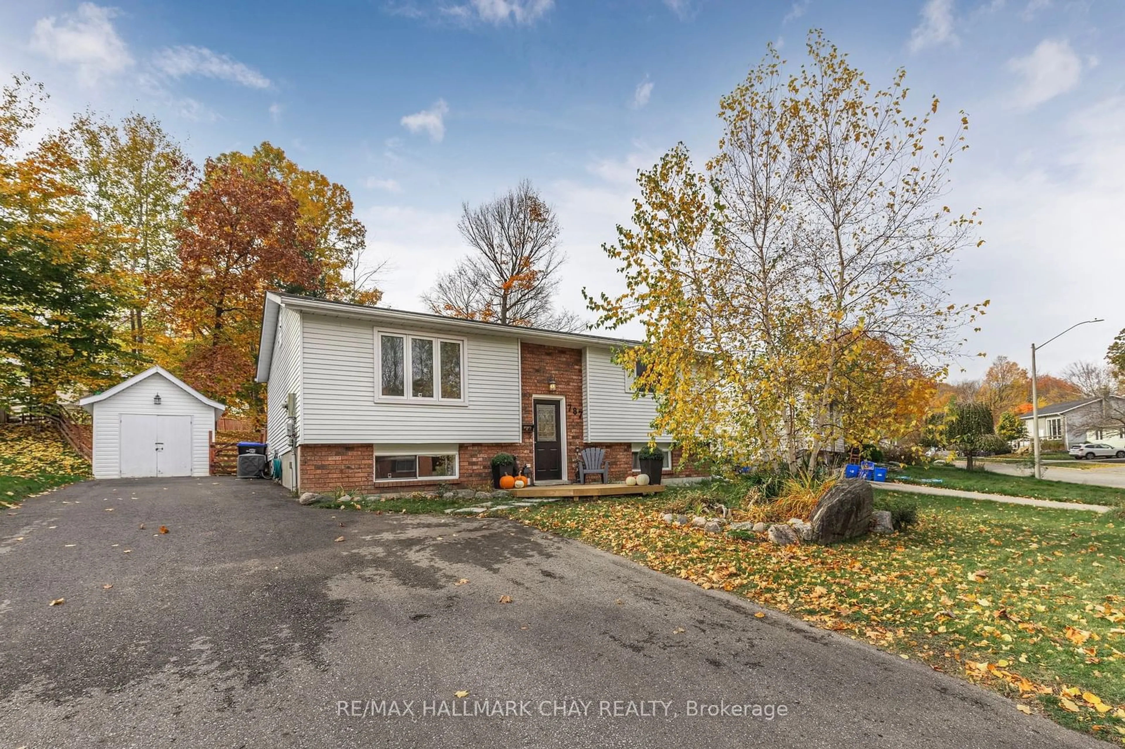 A pic from exterior of the house or condo, the street view for 787 Birchwood Dr, Midland Ontario L4R 4Y6