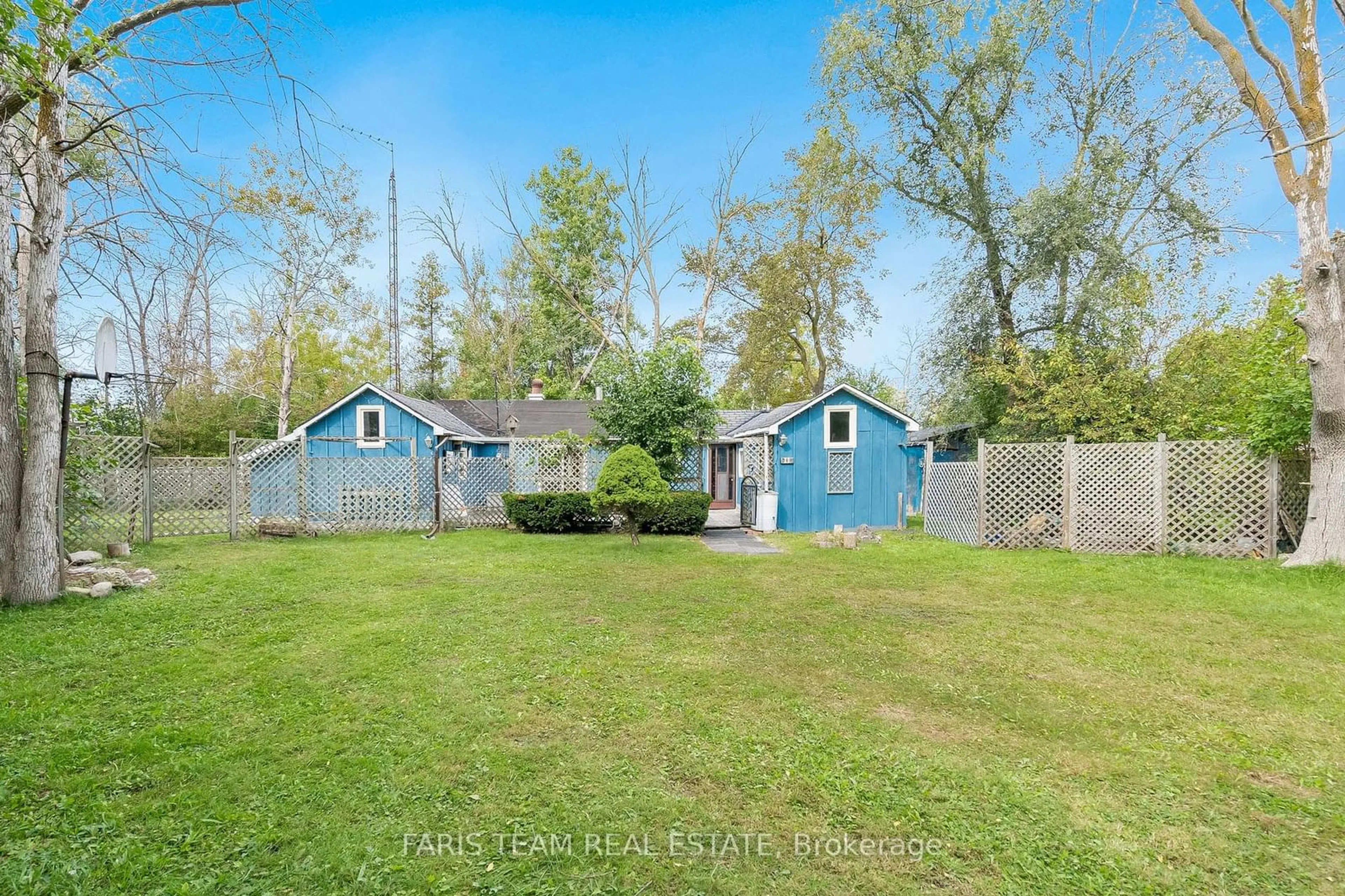 A pic from exterior of the house or condo, the fenced backyard for 11 Kohl St, Collingwood Ontario L9Y 3Z1