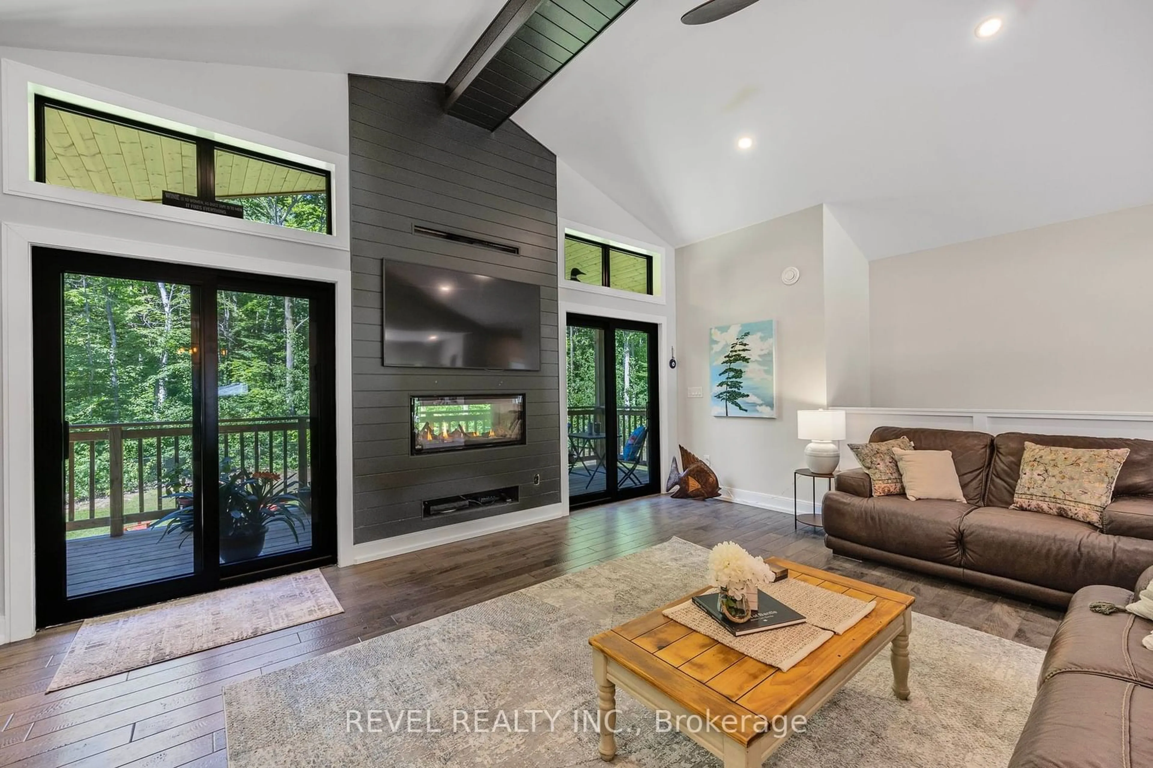 Indoor entryway, wood floors for 704 Rue Lafontaine Rd, Tiny Ontario L9M 0L7