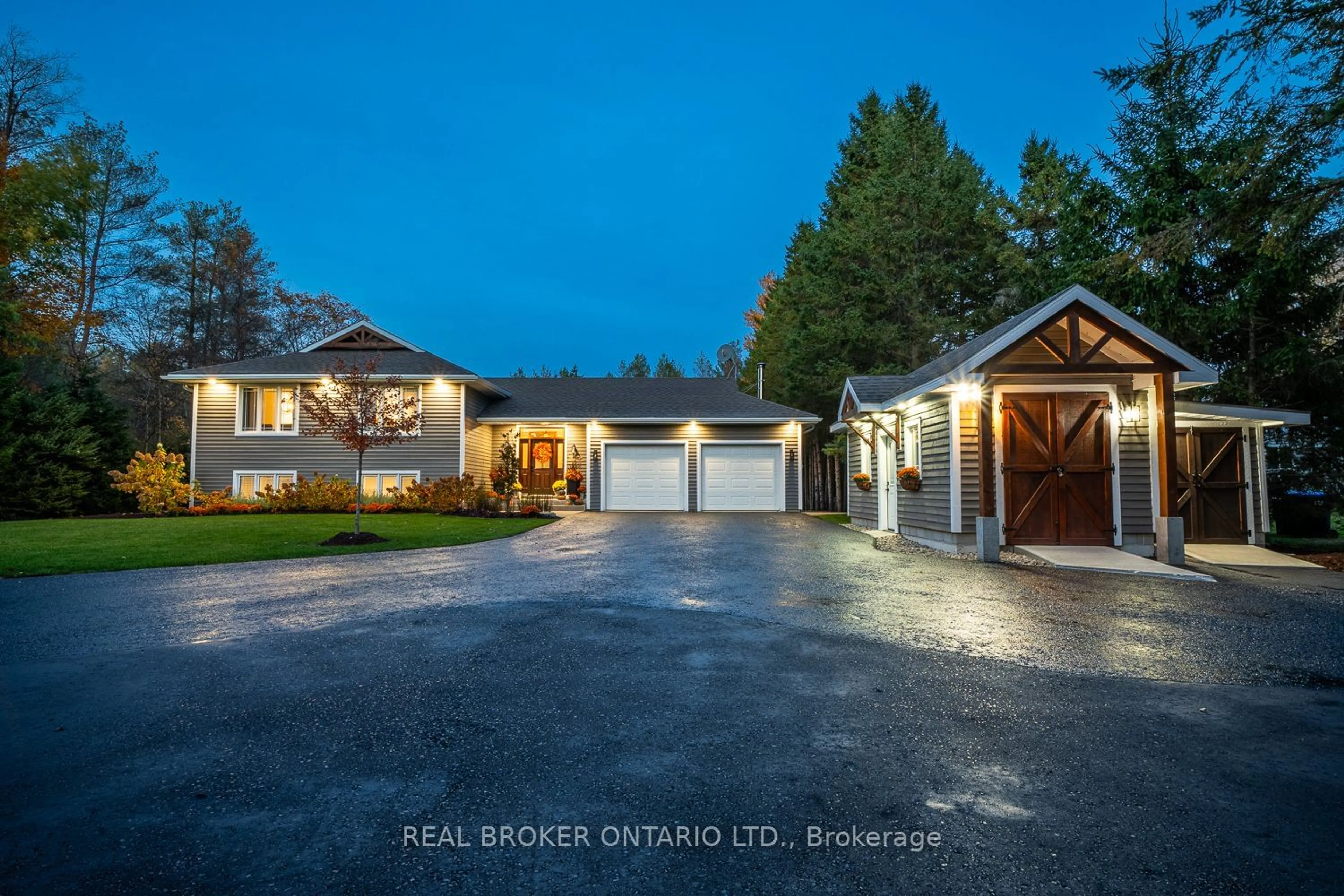 Indoor garage, wood floors for 8 Crystalwood Lane, Springwater Ontario L0L 1X0