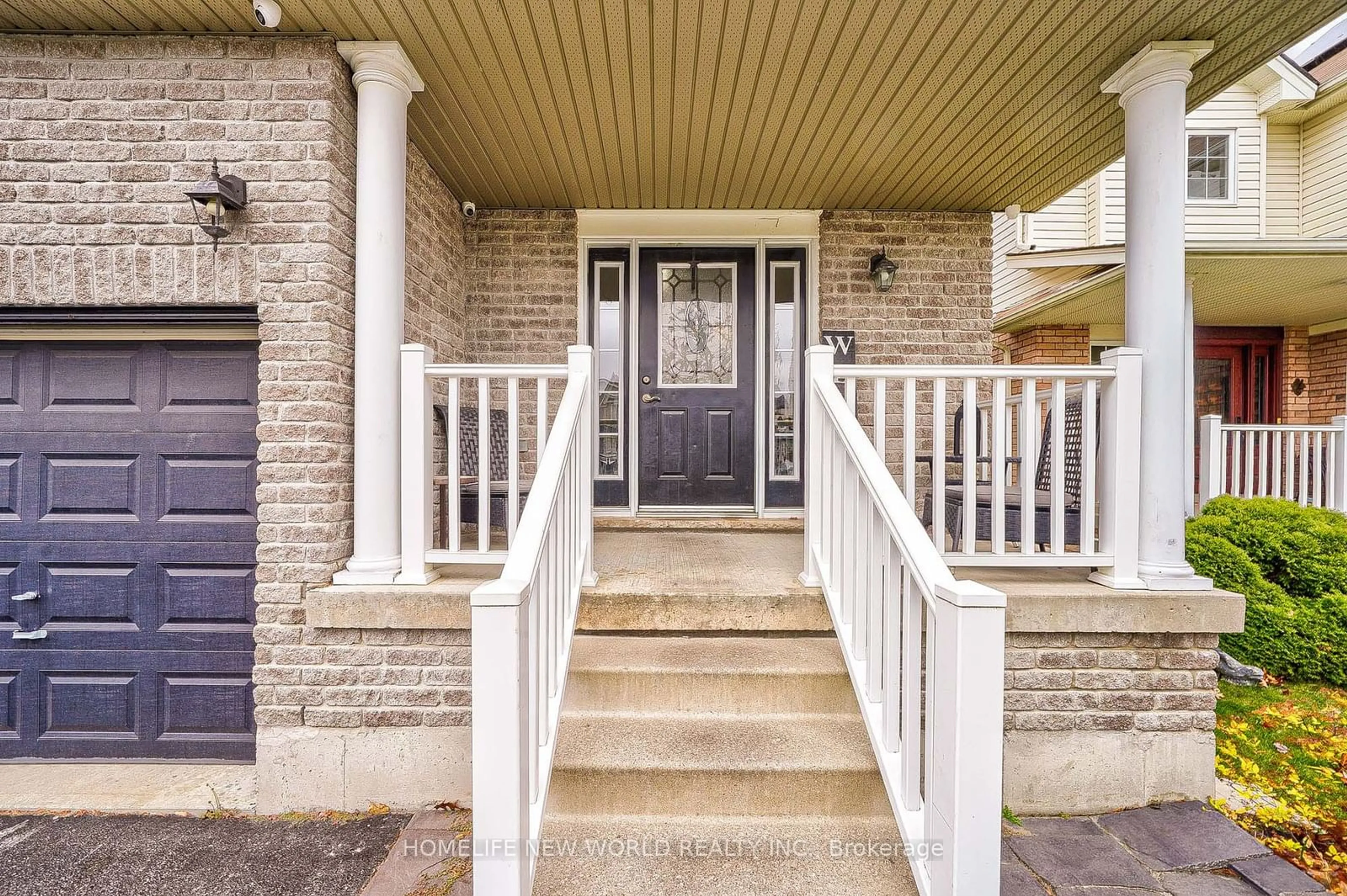 Indoor entryway, wood floors for 58 Sovereigns Gate, Barrie Ontario L4N 0Y9