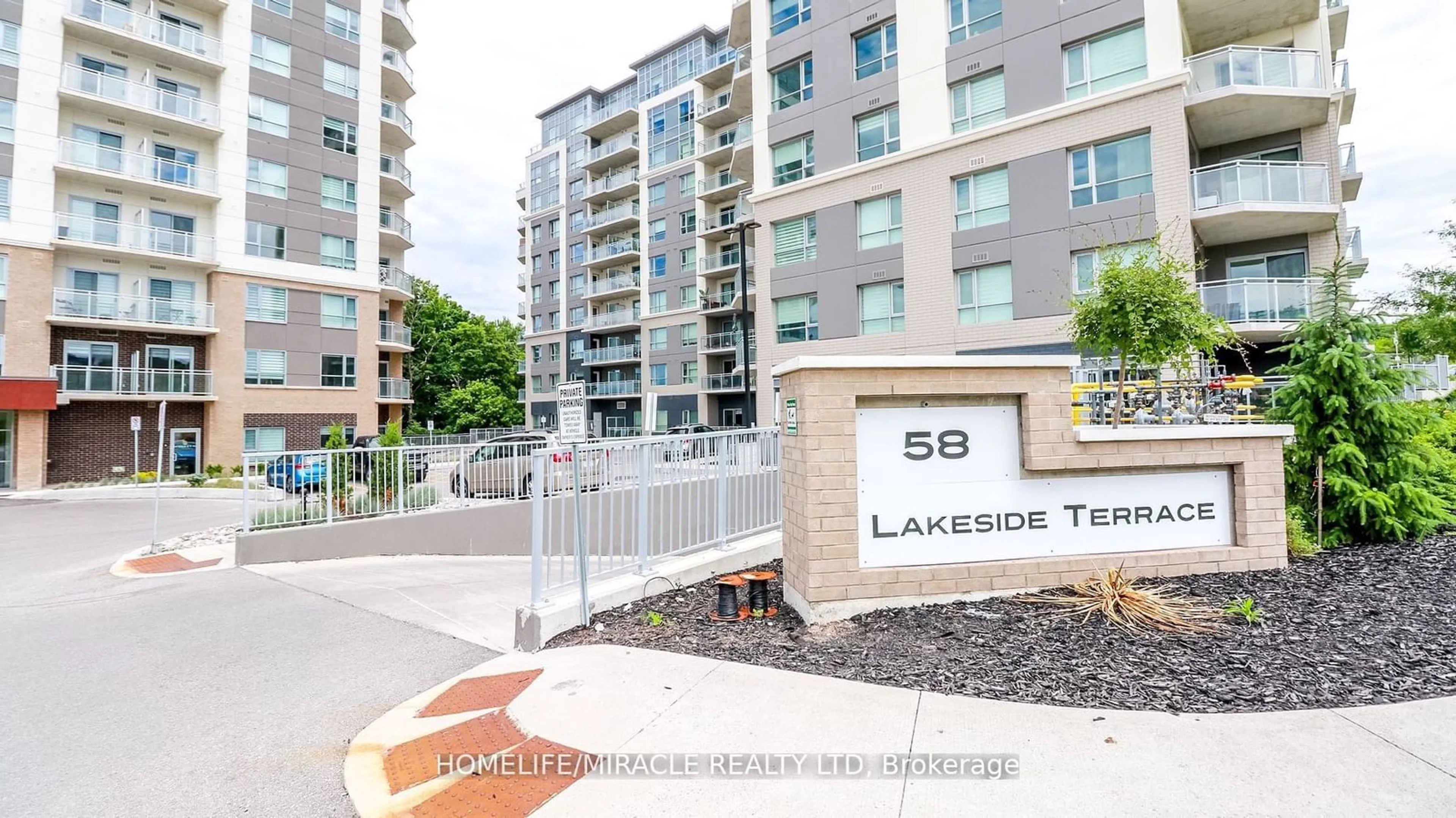 A pic from exterior of the house or condo, the front or back of building for 58 Lakeside Terr #501, Barrie Ontario L4M 0L5