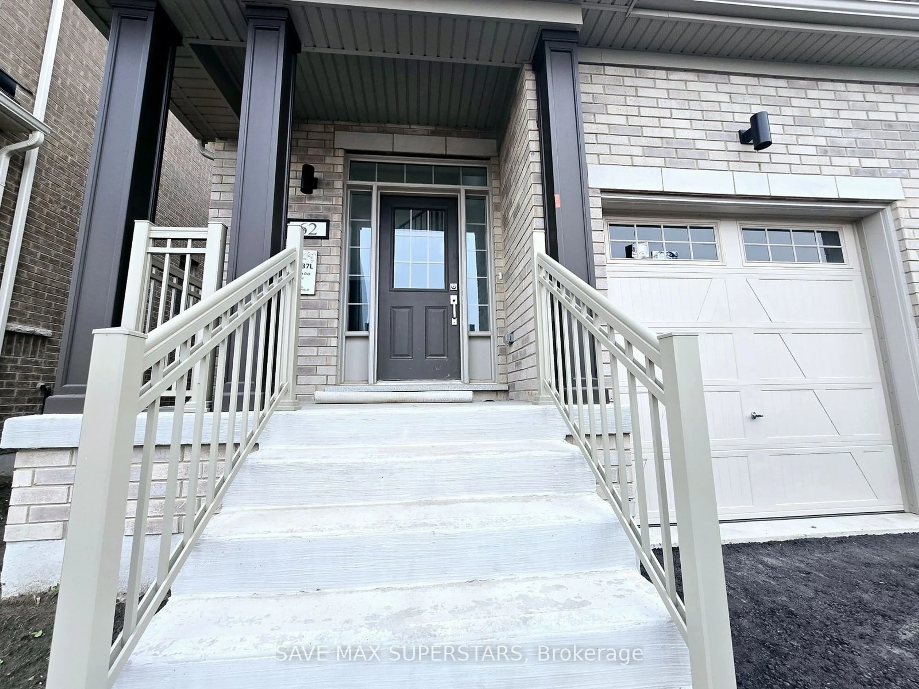 Indoor entryway, cement floor for 62 West Oak Tr, Barrie Ontario L9J 0K8