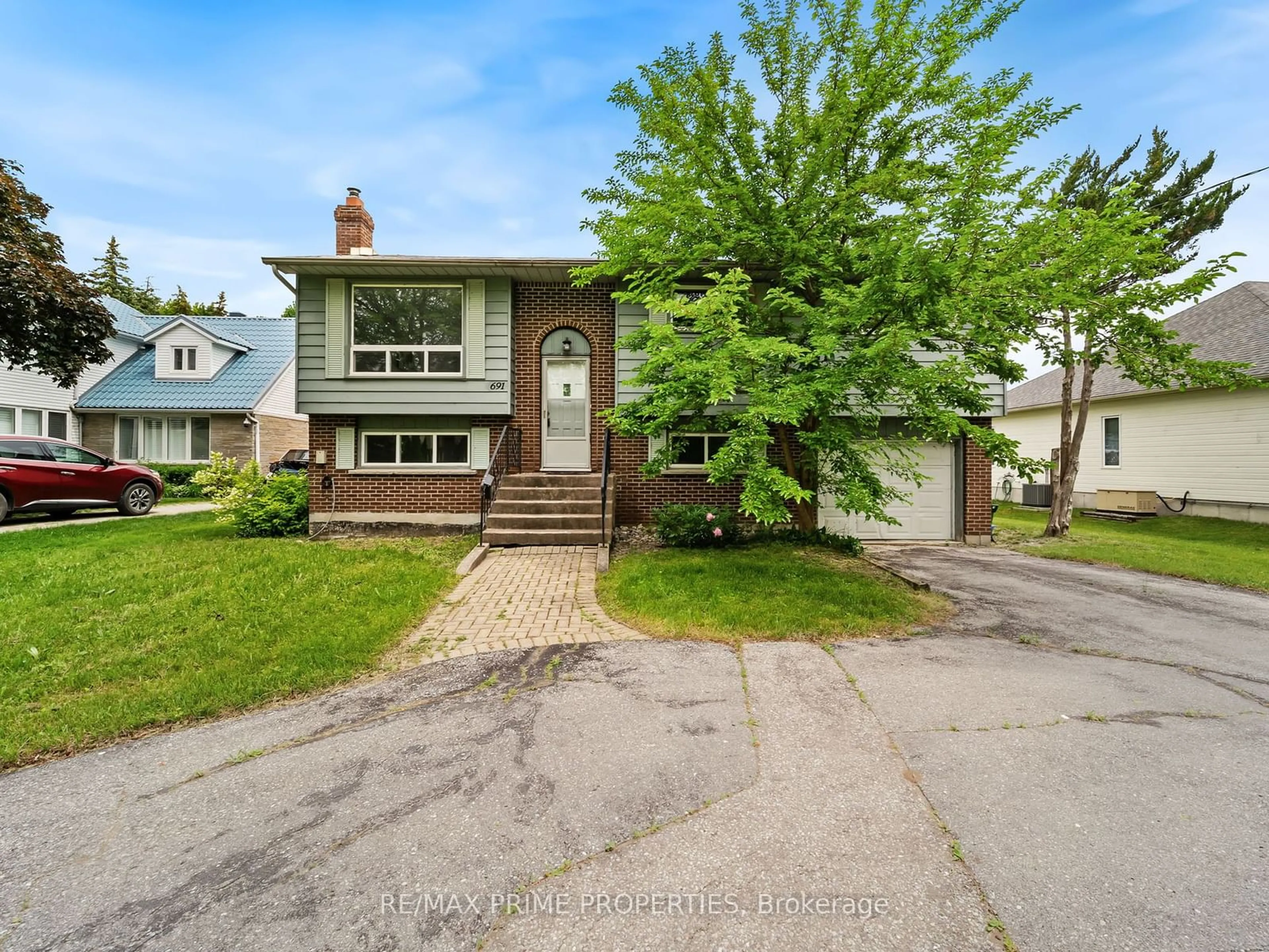 Frontside or backside of a home, the street view for 691 Glen Cres, Orillia Ontario L3V 6R2