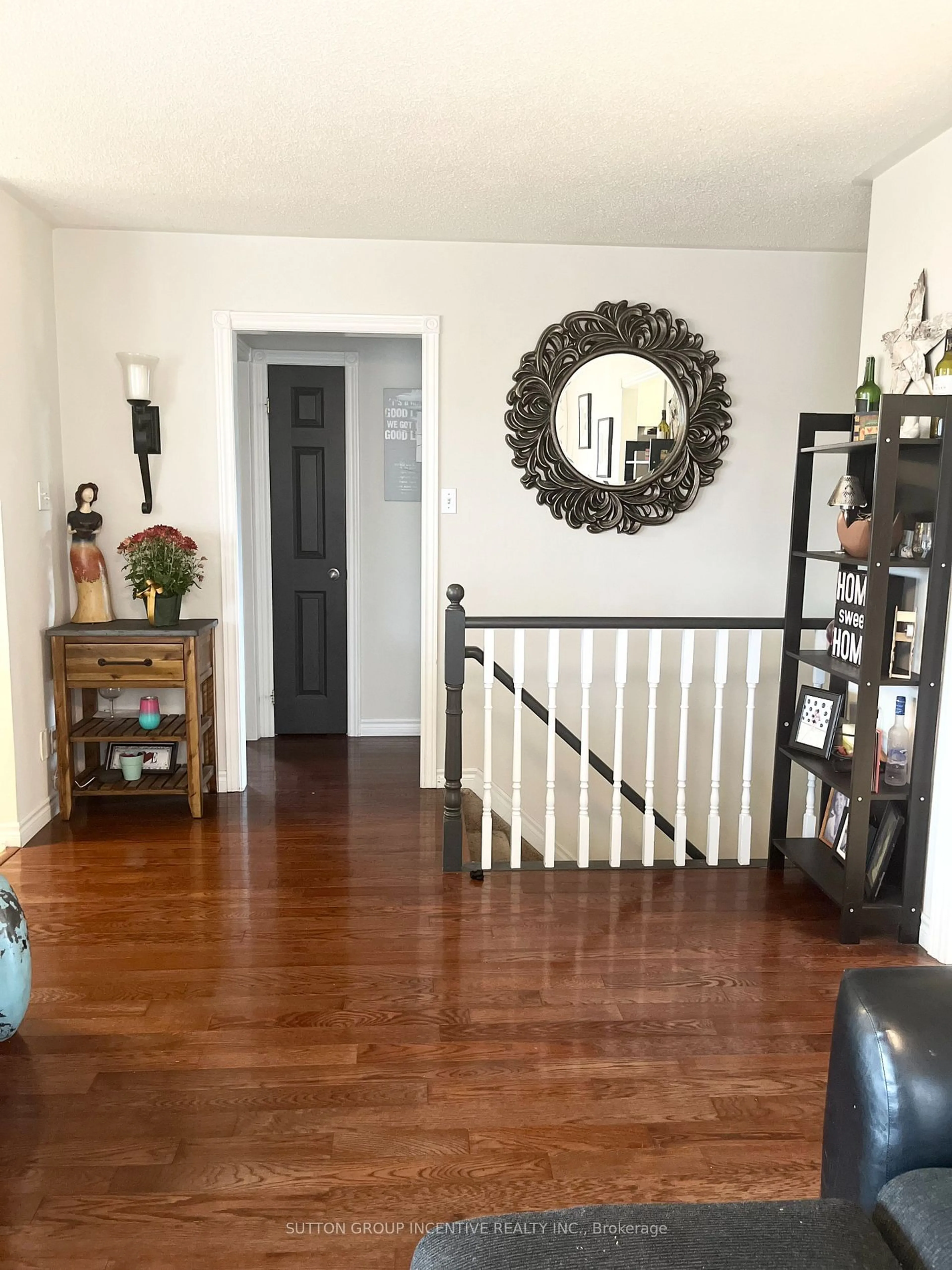 Indoor entryway, wood floors for 24 Ruffet Dr, Barrie Ontario L4N 0P1