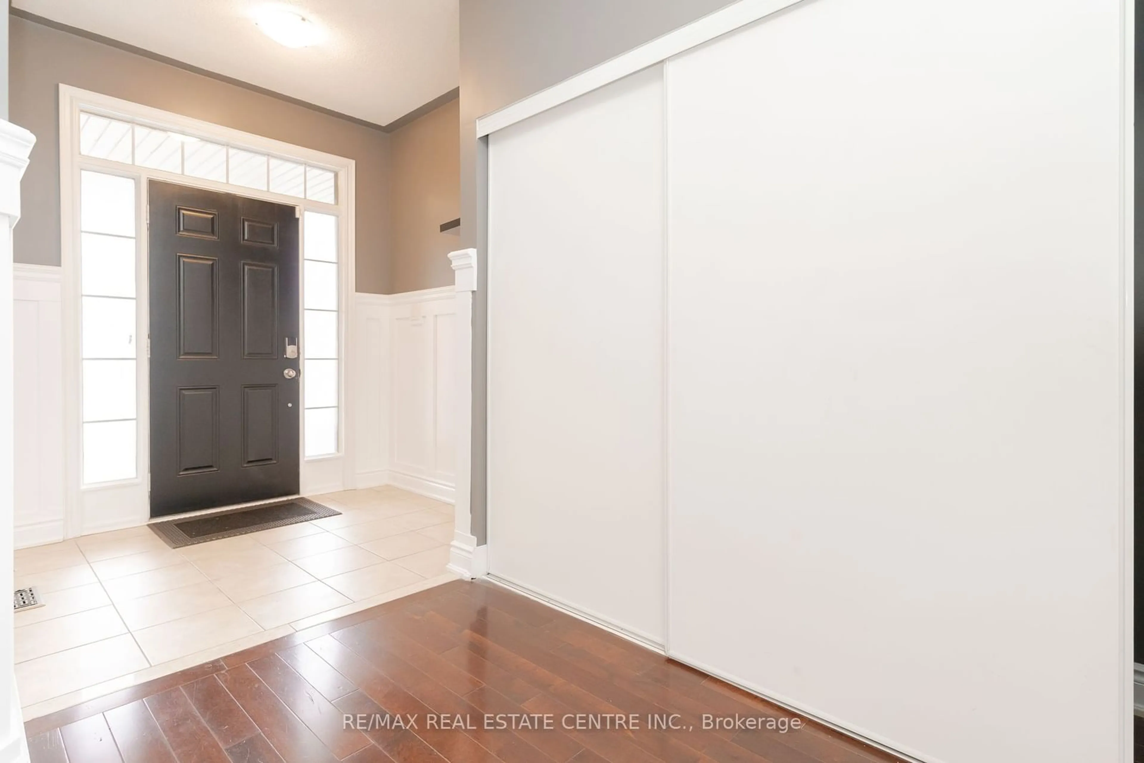 Indoor entryway, wood floors for 84 Monarchy St, Barrie Ontario L4M 0E3