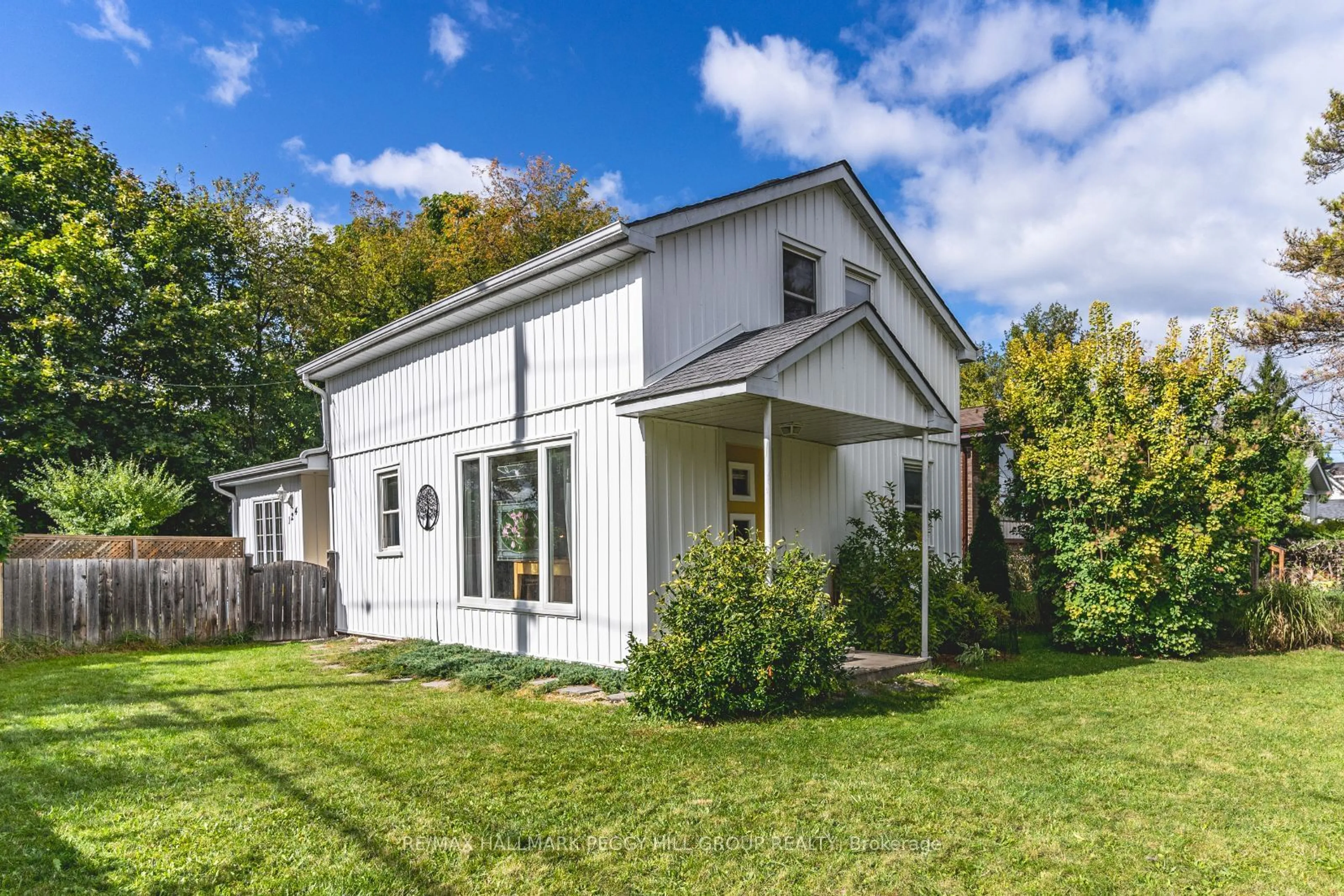 Home with vinyl exterior material for 124 Albert St, Collingwood Ontario L9Y 3Y2