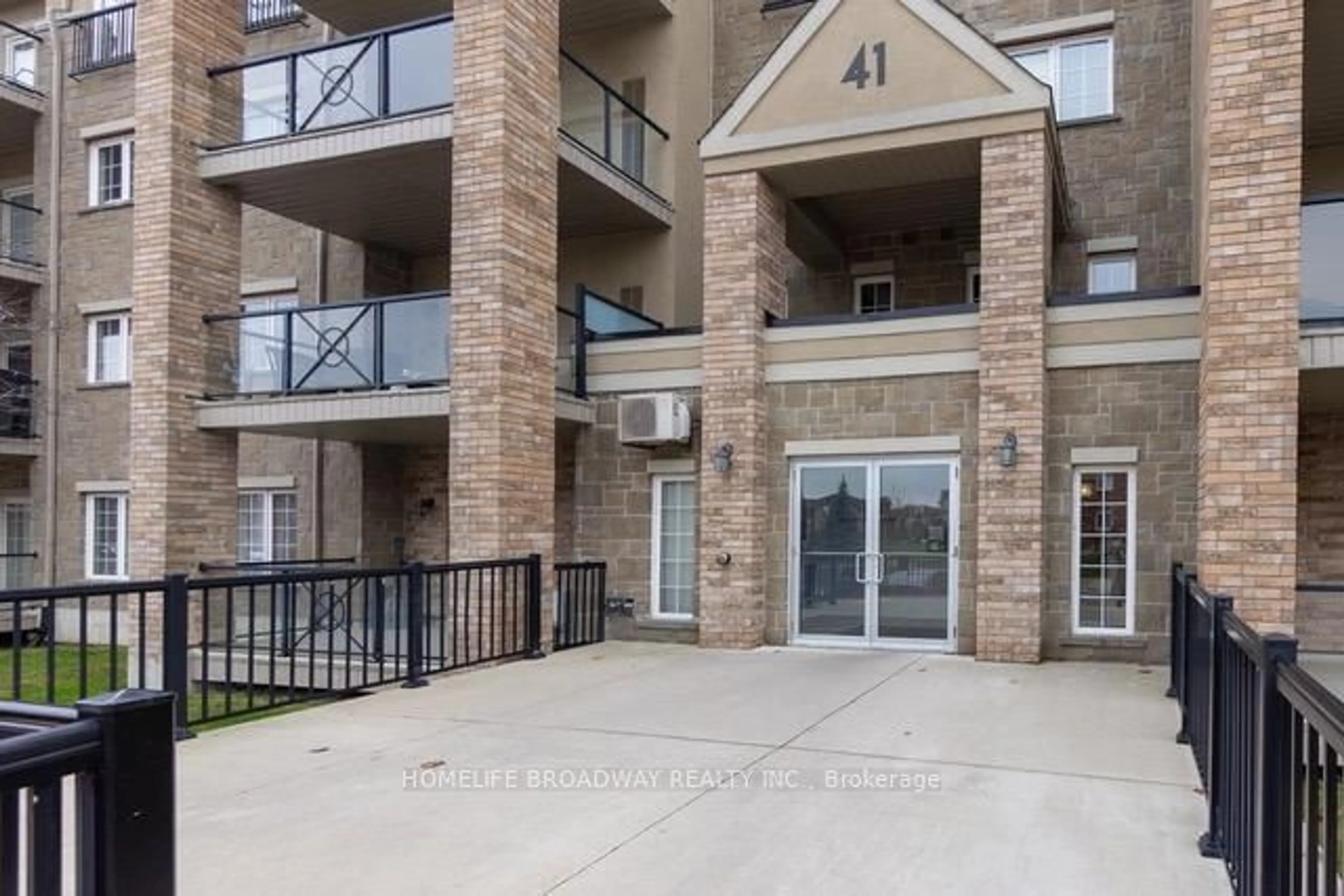 A pic from exterior of the house or condo, the front or back of building for 41 Ferndale Dr #402, Barrie Ontario L4N 5T6