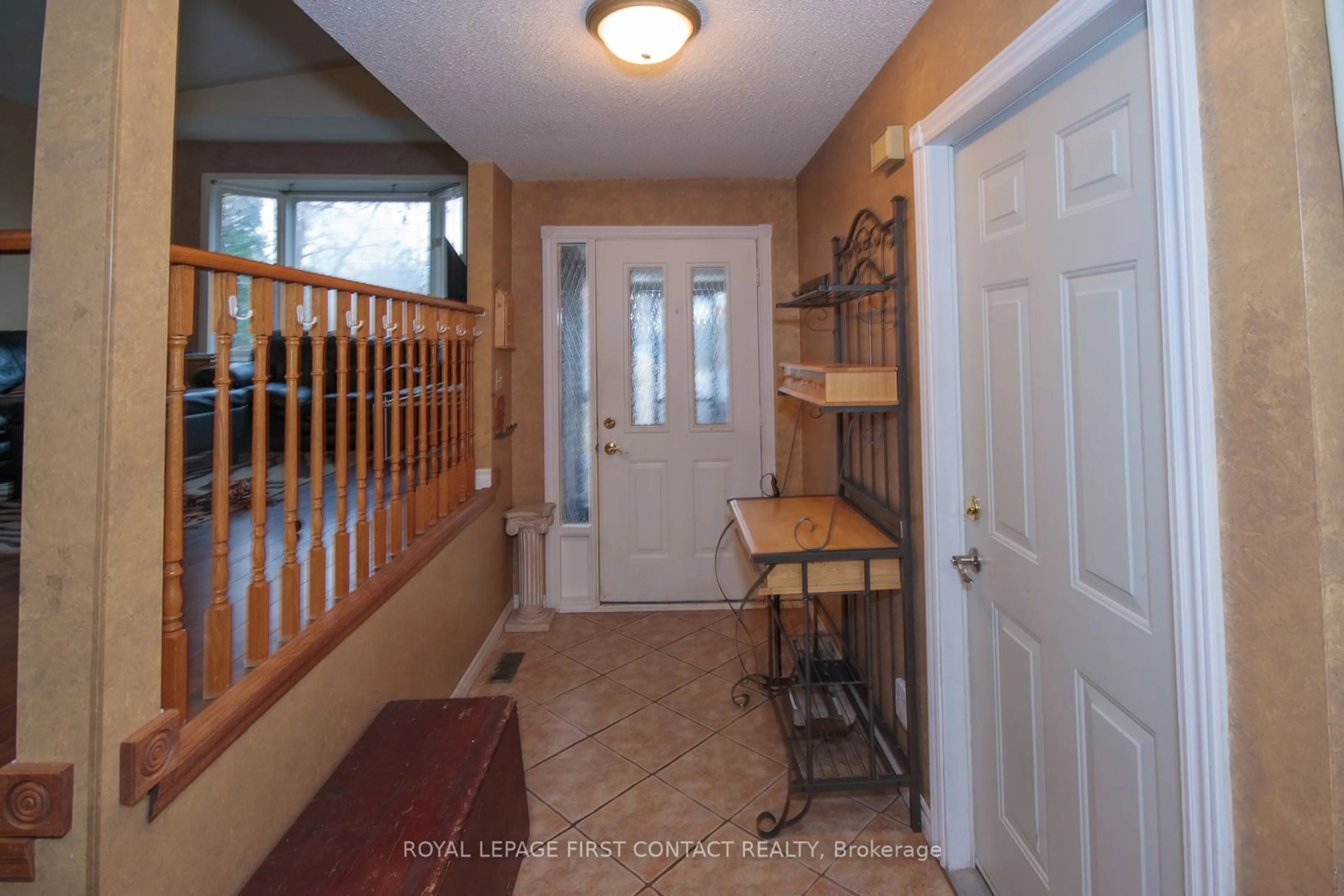 Indoor entryway, wood floors for 17 Mcconkey Pl, Barrie Ontario L4N 6H1