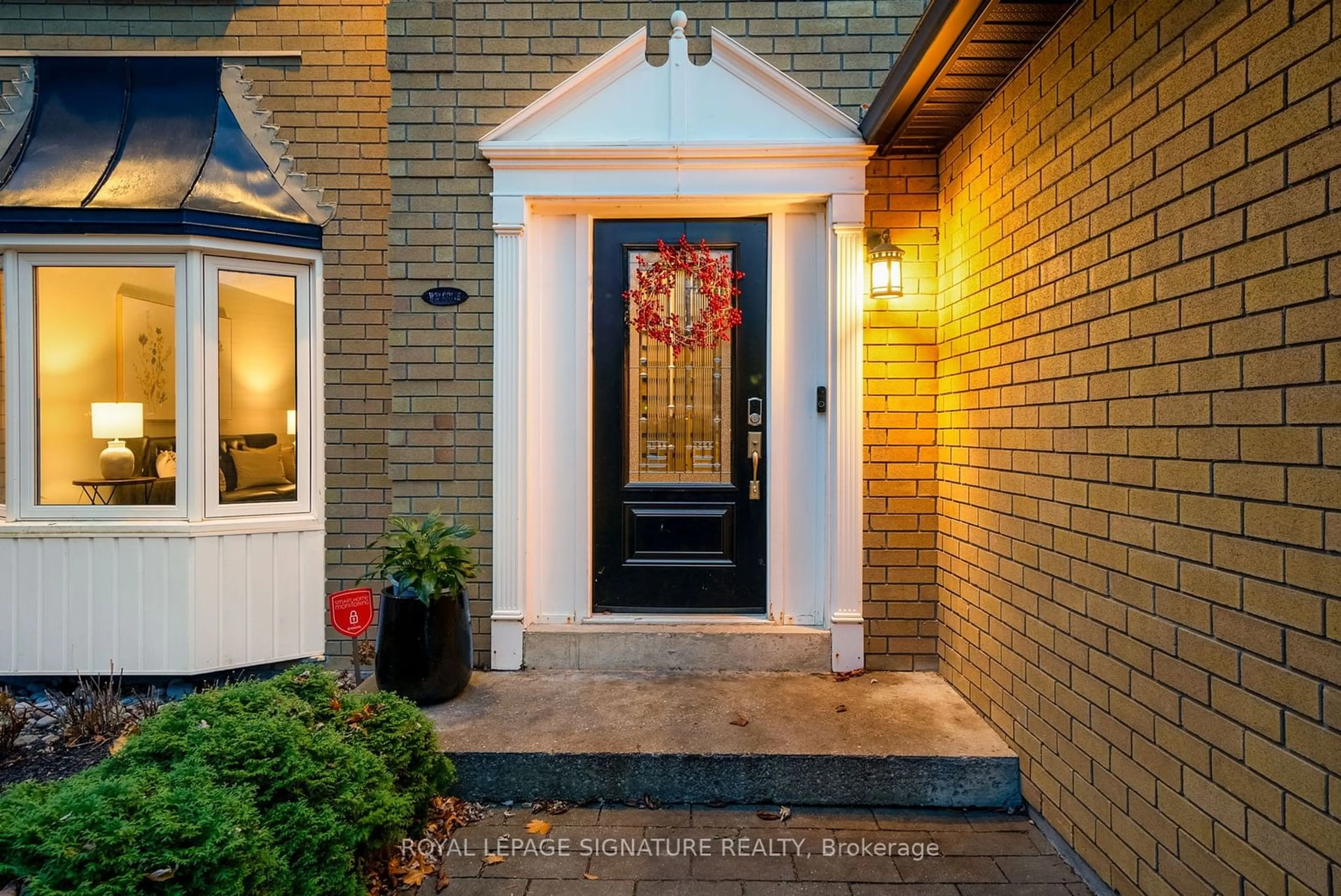 Indoor entryway, wood floors for 14 Grand Forest Dr, Barrie Ontario L4N 7E7