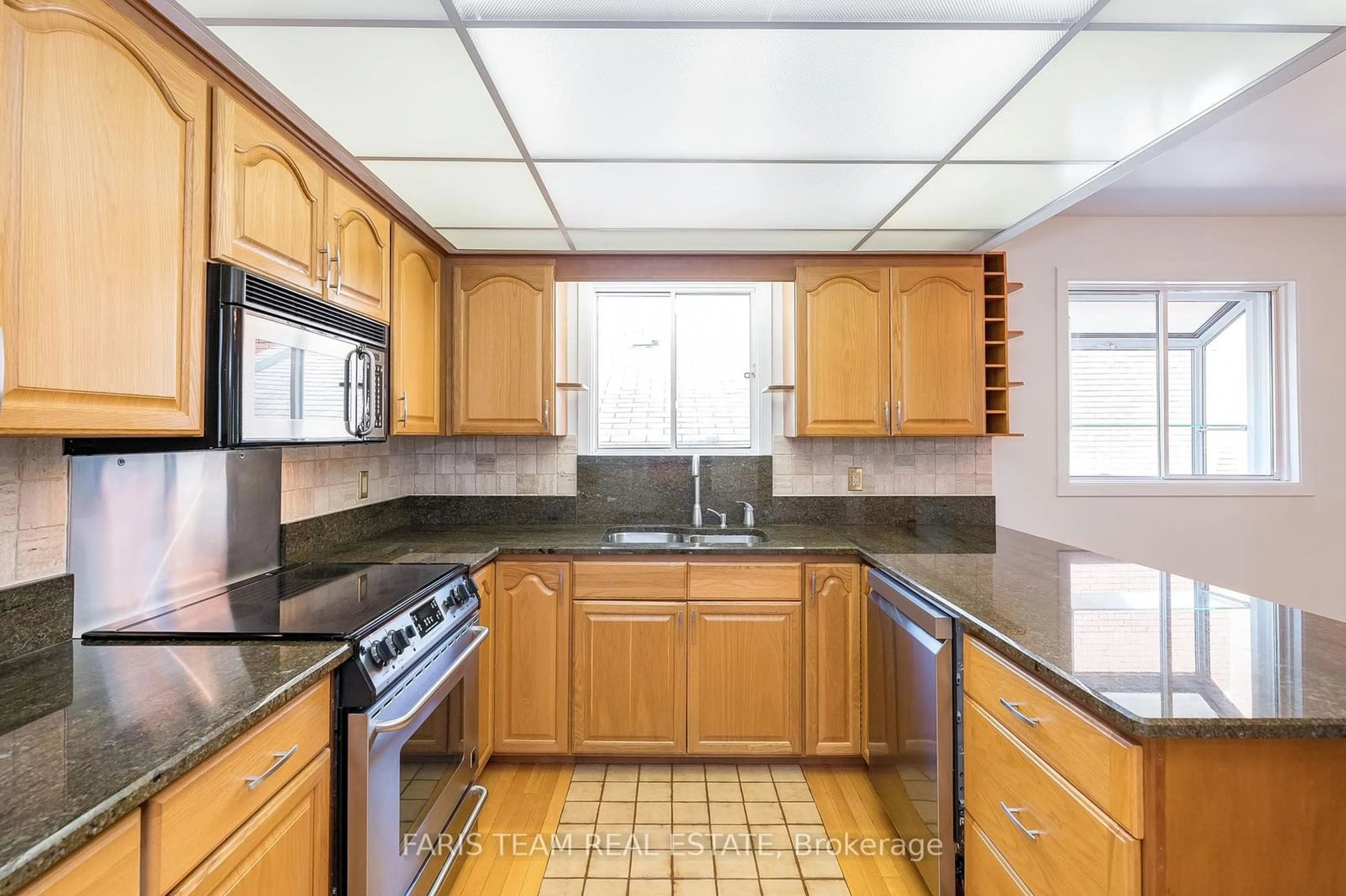 Standard kitchen, wood floors, cottage for 431 Innisfil St, Barrie Ontario L4N 3H1