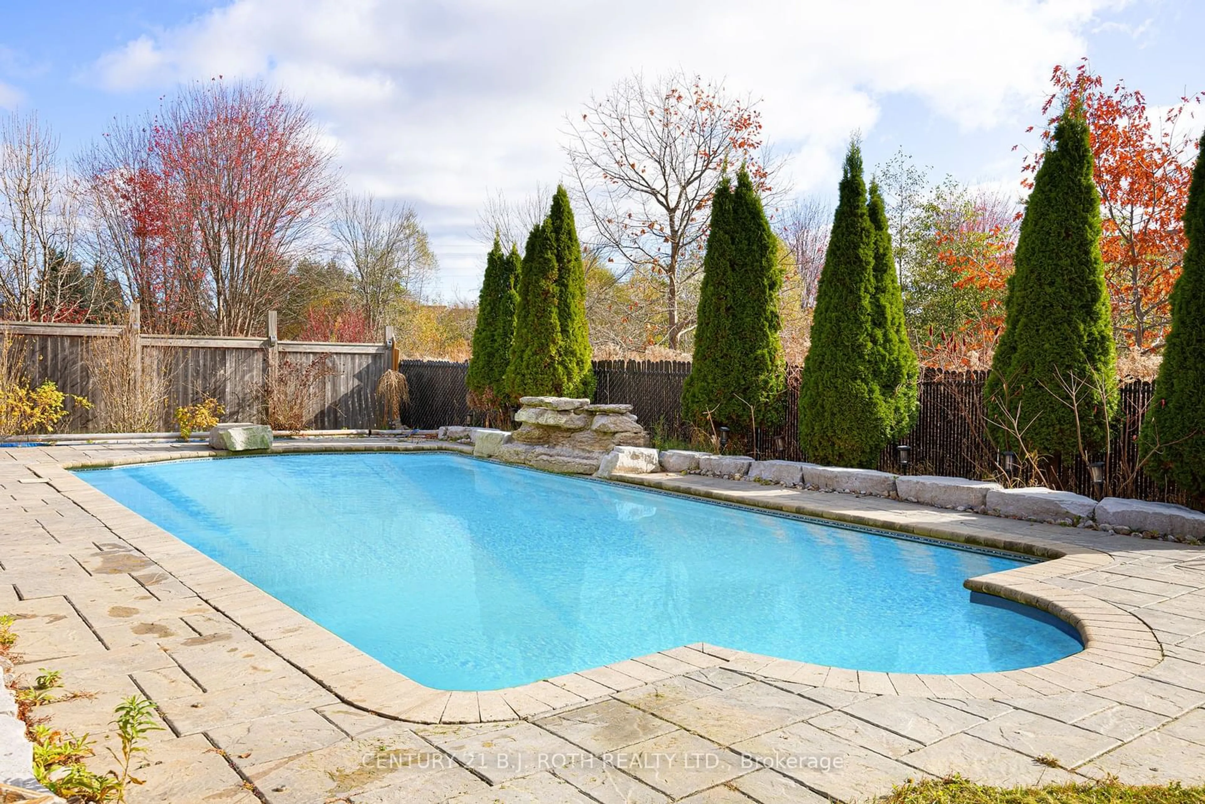 Indoor or outdoor pool for 41 Commonwealth Rd, Barrie Ontario L4M 0E1