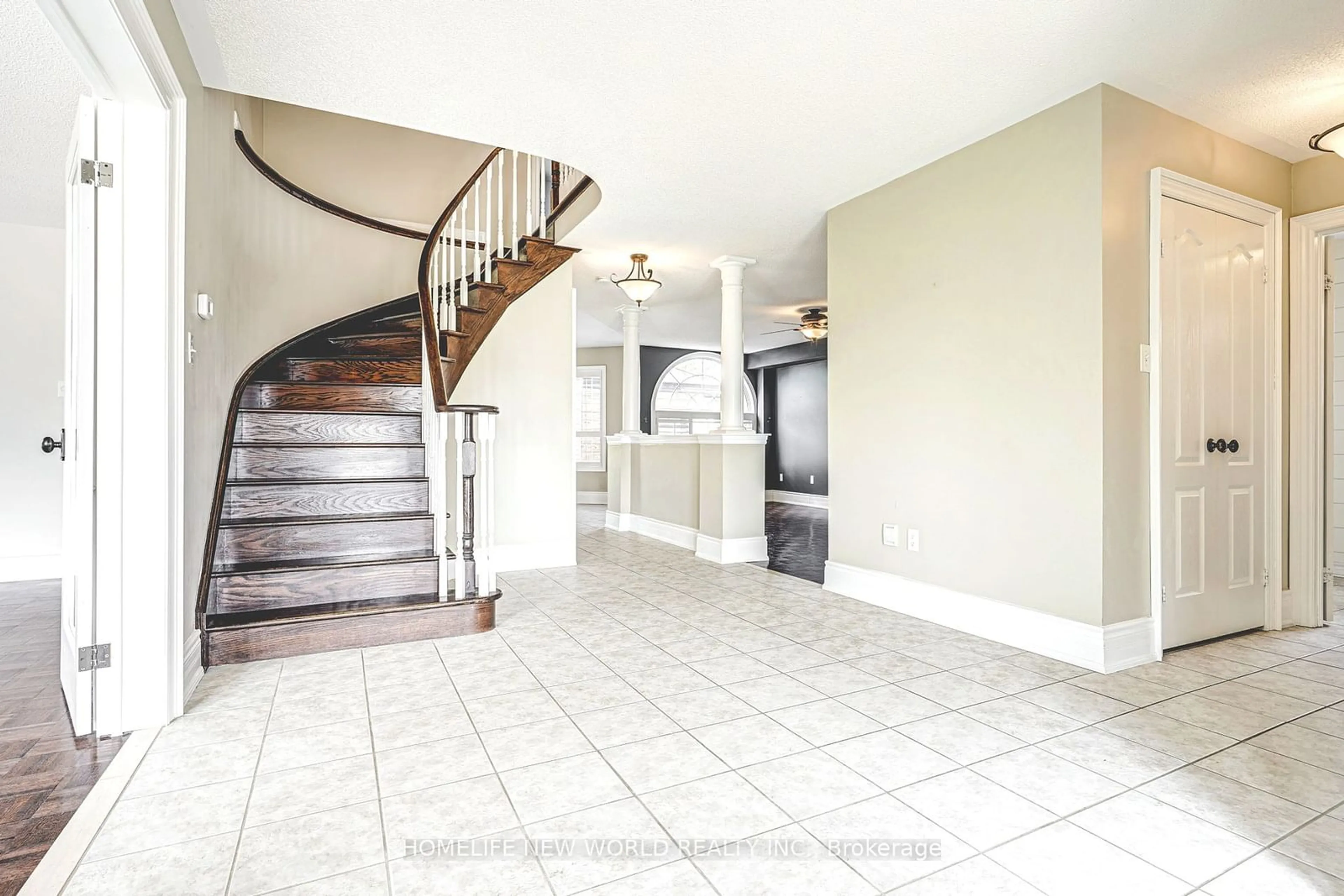 Indoor entryway, wood floors for 10 Rebecca Crt, Barrie Ontario L4N 0V5