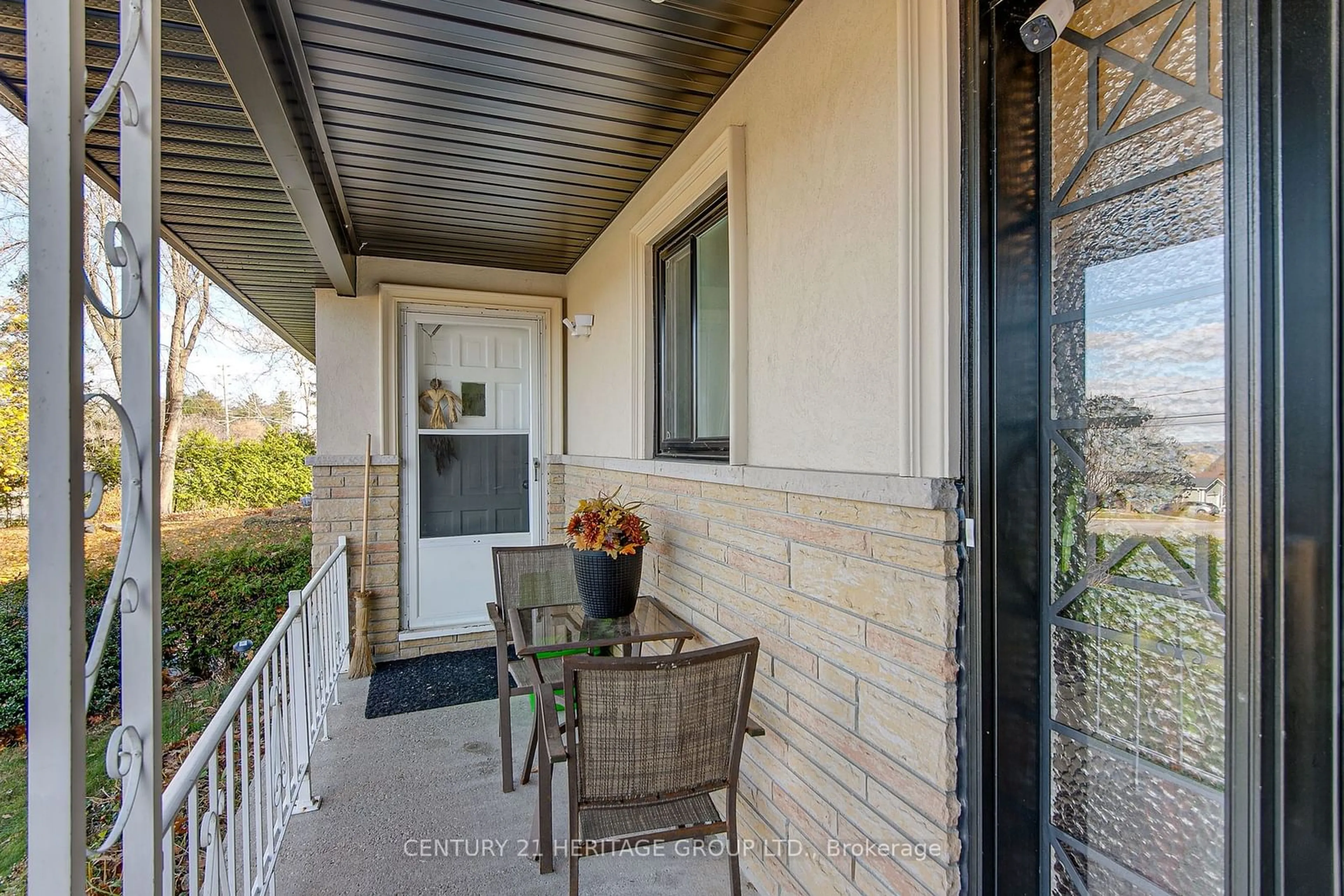 Patio, cottage for 153 Ardagh Rd, Barrie Ontario L4N 7Z1