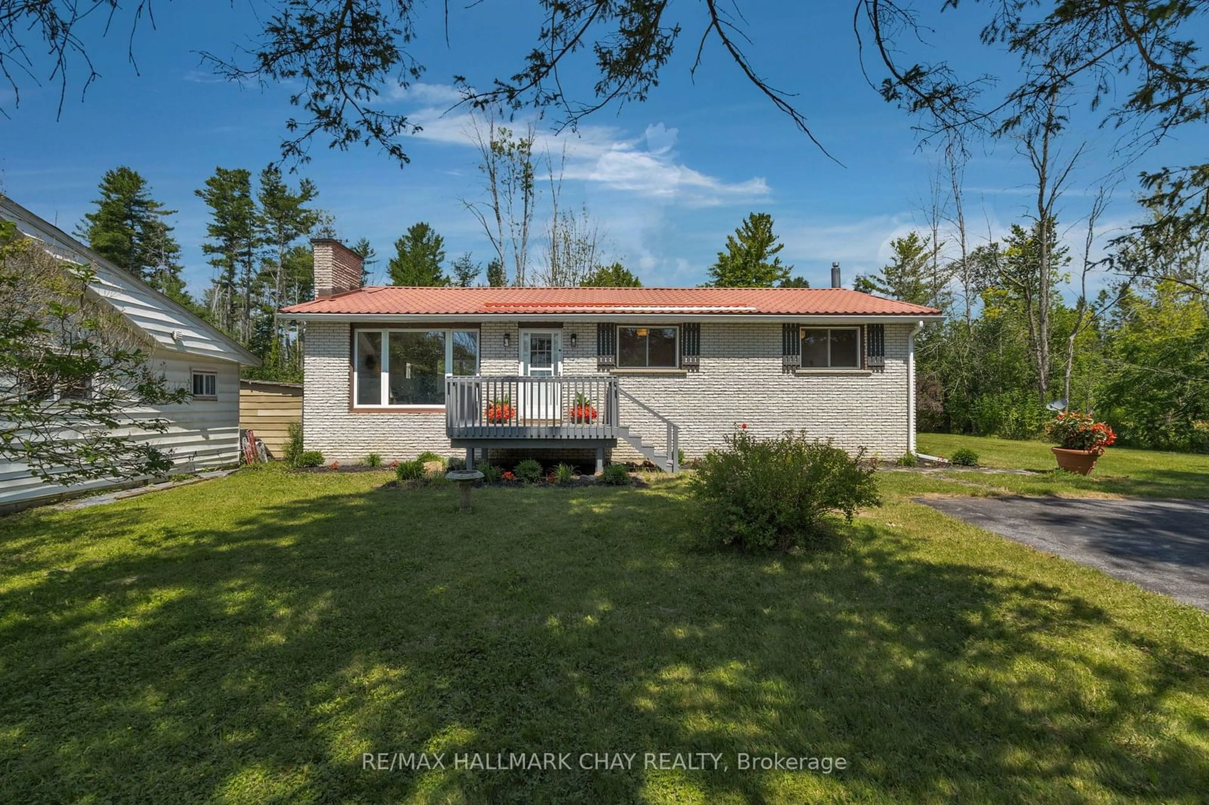 A pic from exterior of the house or condo, cottage for 44 Lakeshore Rd, Oro-Medonte Ontario L0L 2E0