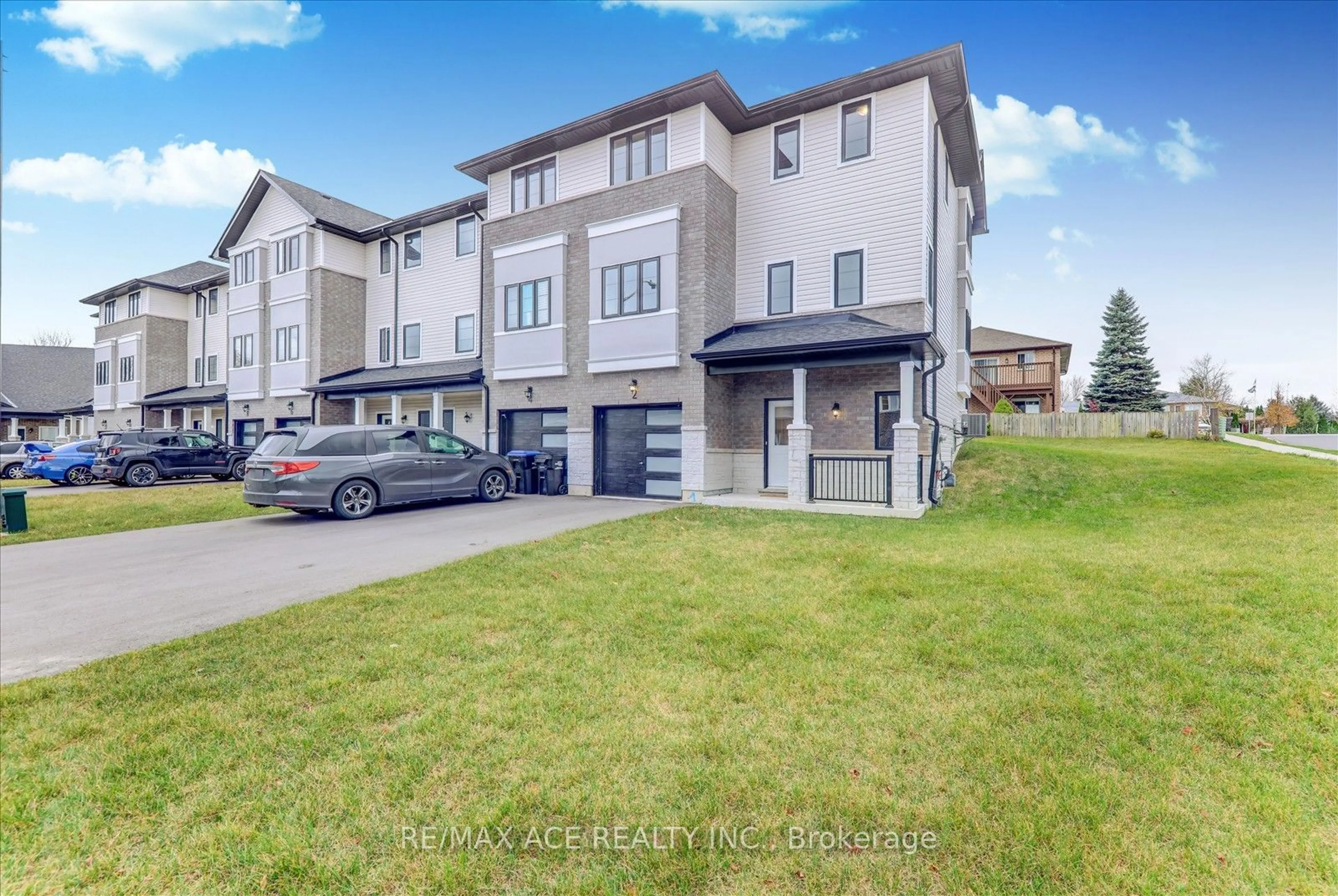 A pic from exterior of the house or condo, the street view for 2 Lahey Cres, Penetanguishene Ontario L9M 0W1