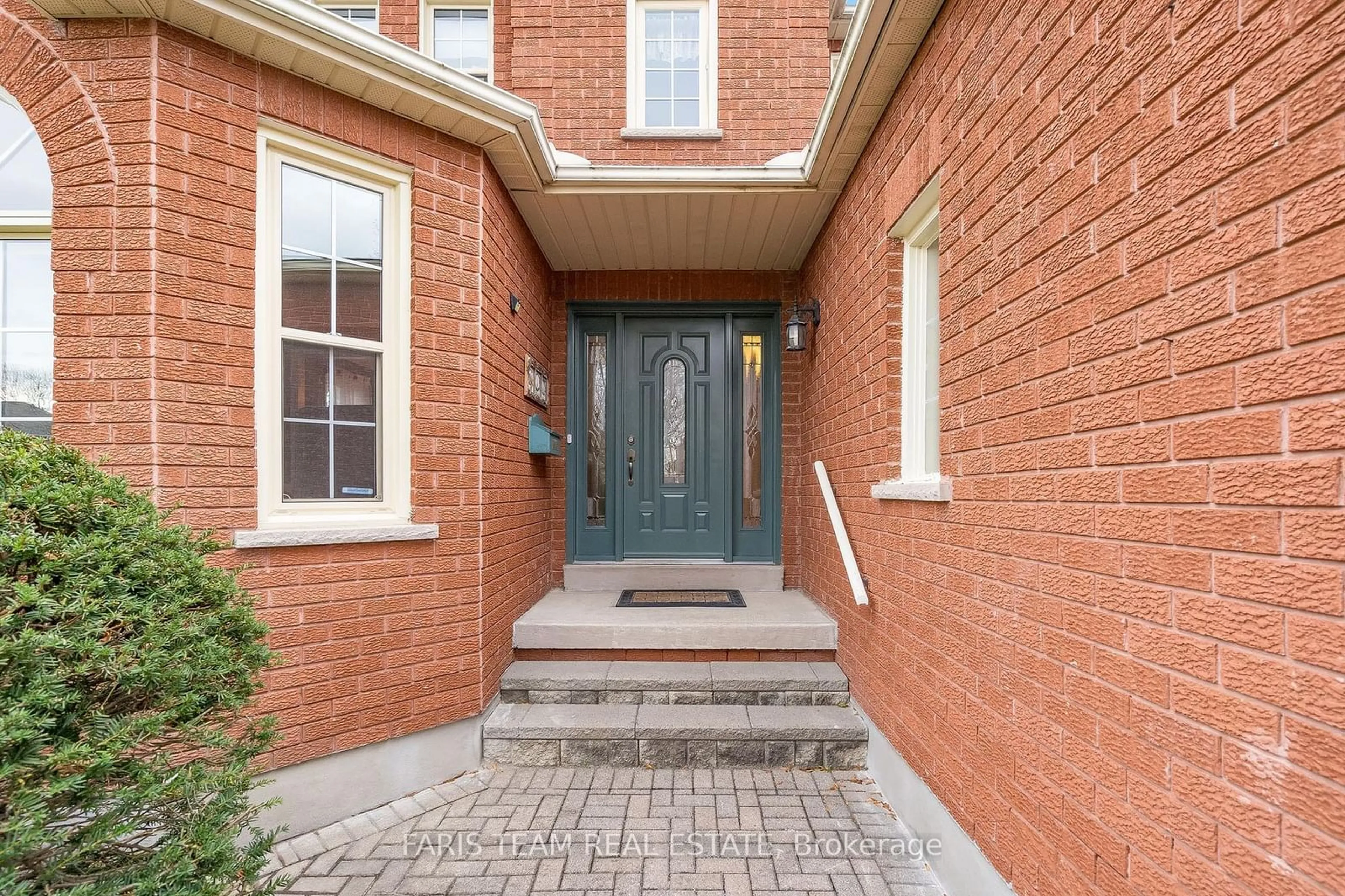 Home with brick exterior material for 186 Hanmer St, Barrie Ontario L4N 7J9