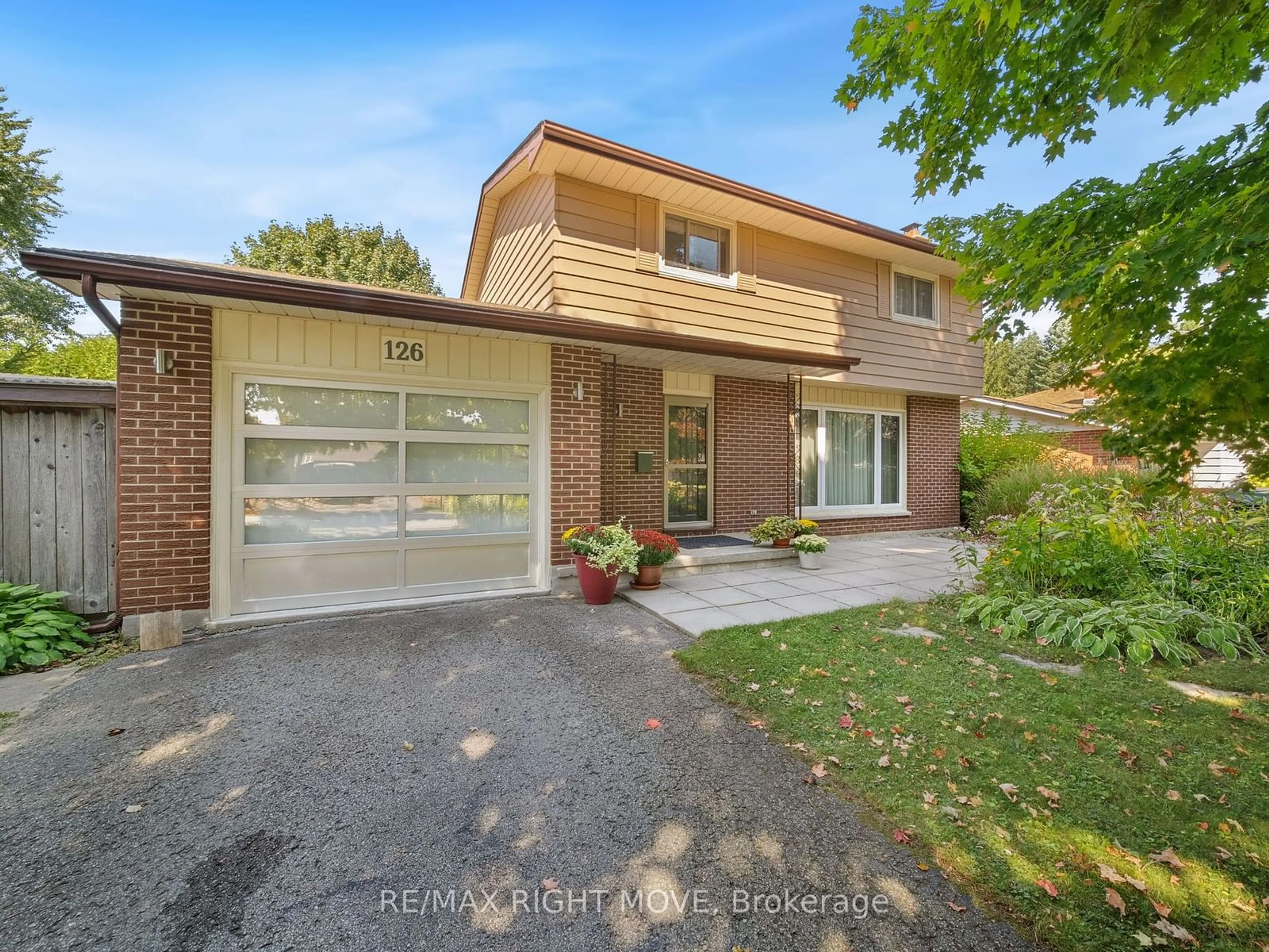 Frontside or backside of a home, the street view for 126 Martin Dr, Orillia Ontario L3V 3P3