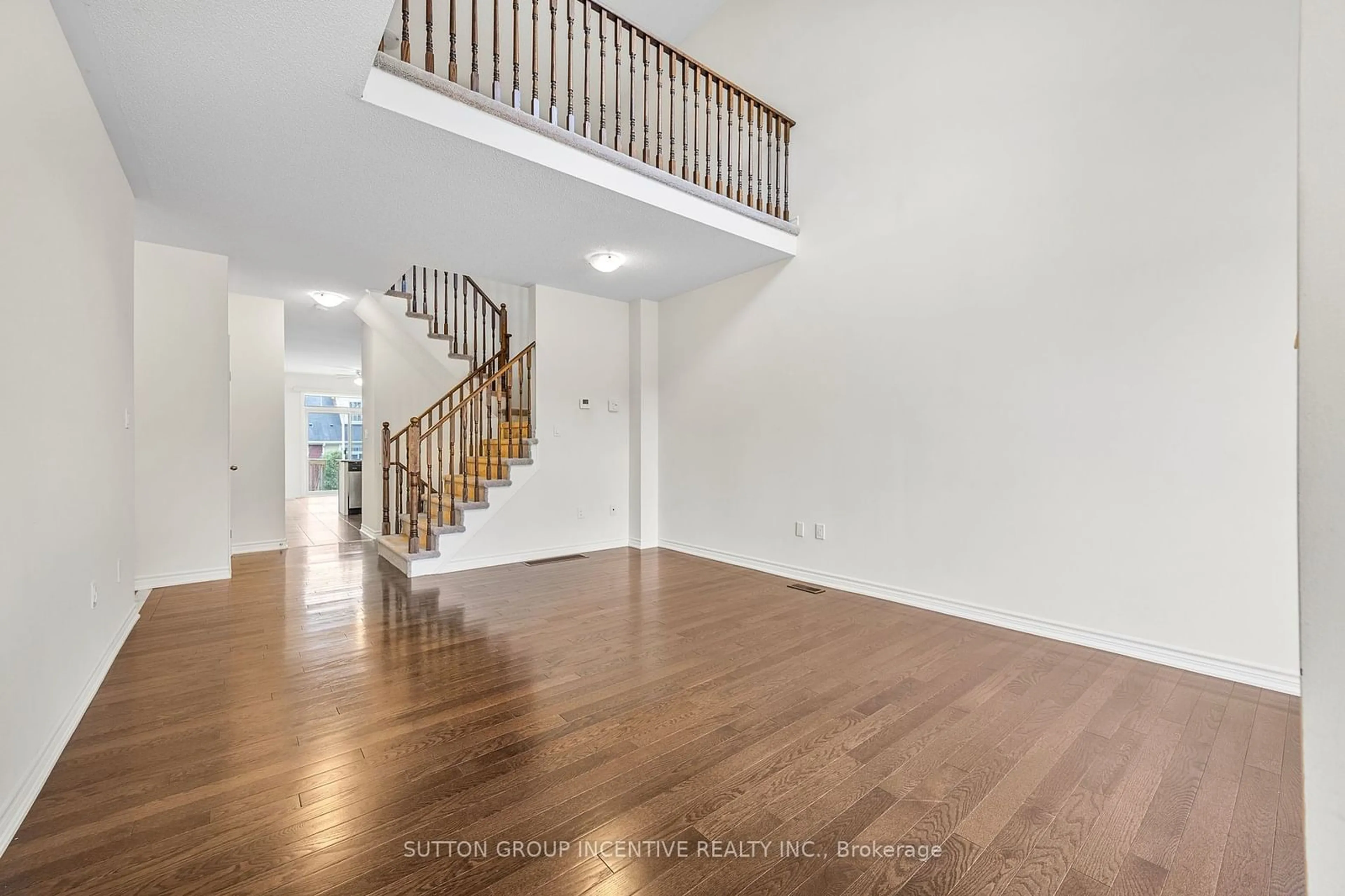 Indoor foyer, wood floors for 13 Appalachian Tr, Wasaga Beach Ontario L9Z 0G3