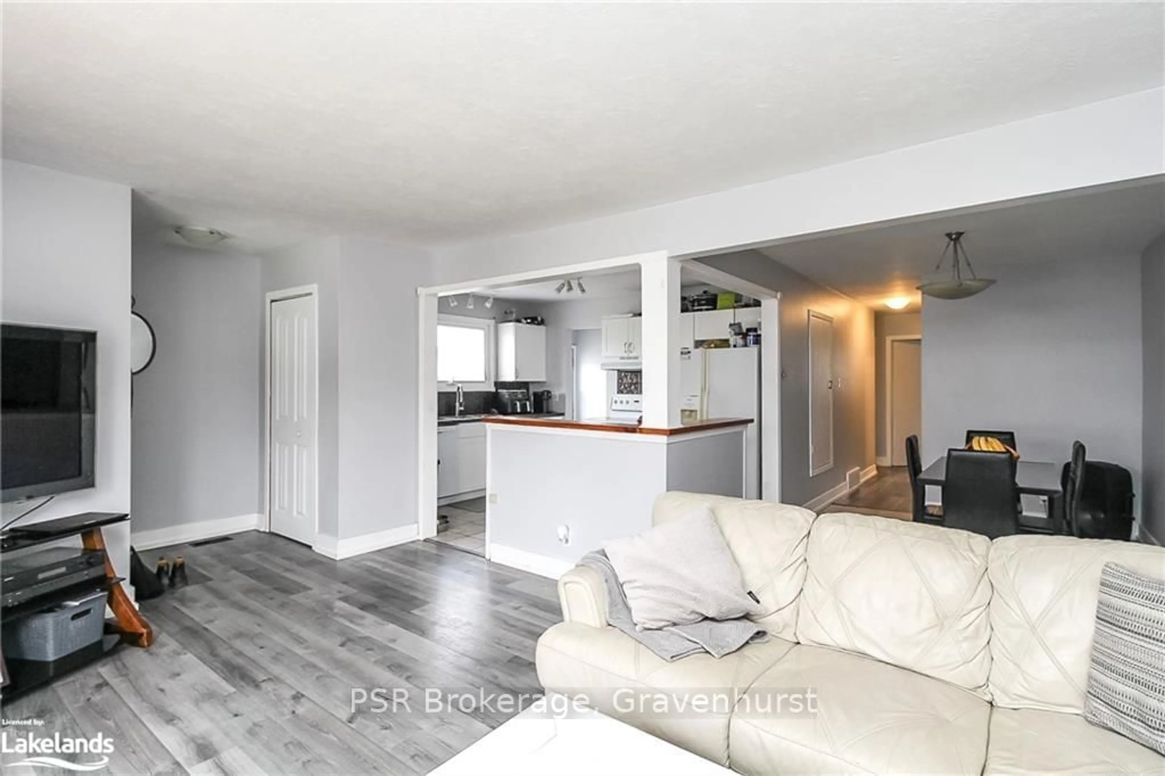 Open concept kitchen for 657 OAK St, Collingwood Ontario L9Y 2Z7