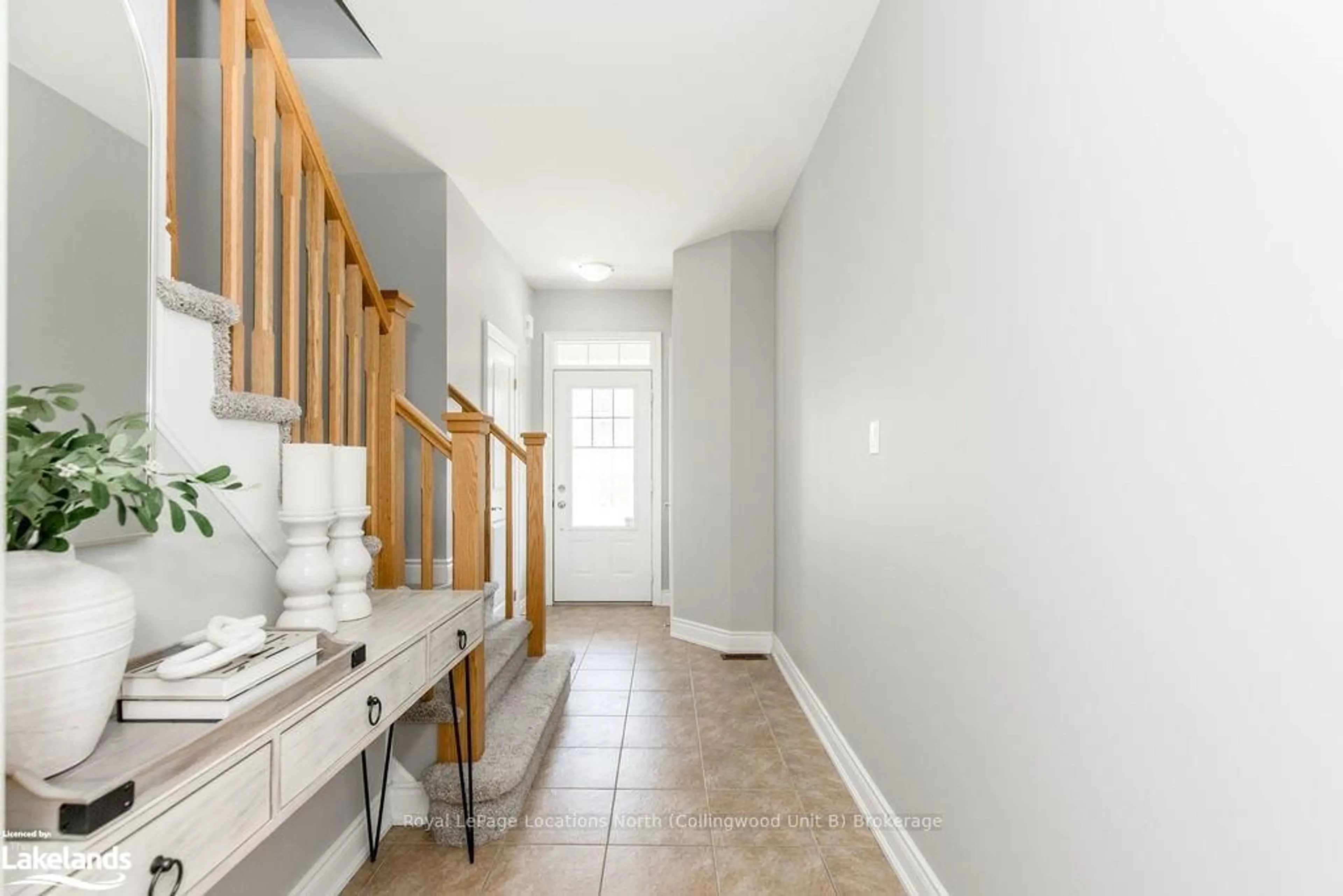 Indoor entryway, wood floors for 21 COVINGTON BLUE Cres, Wasaga Beach Ontario L9Z 0E4