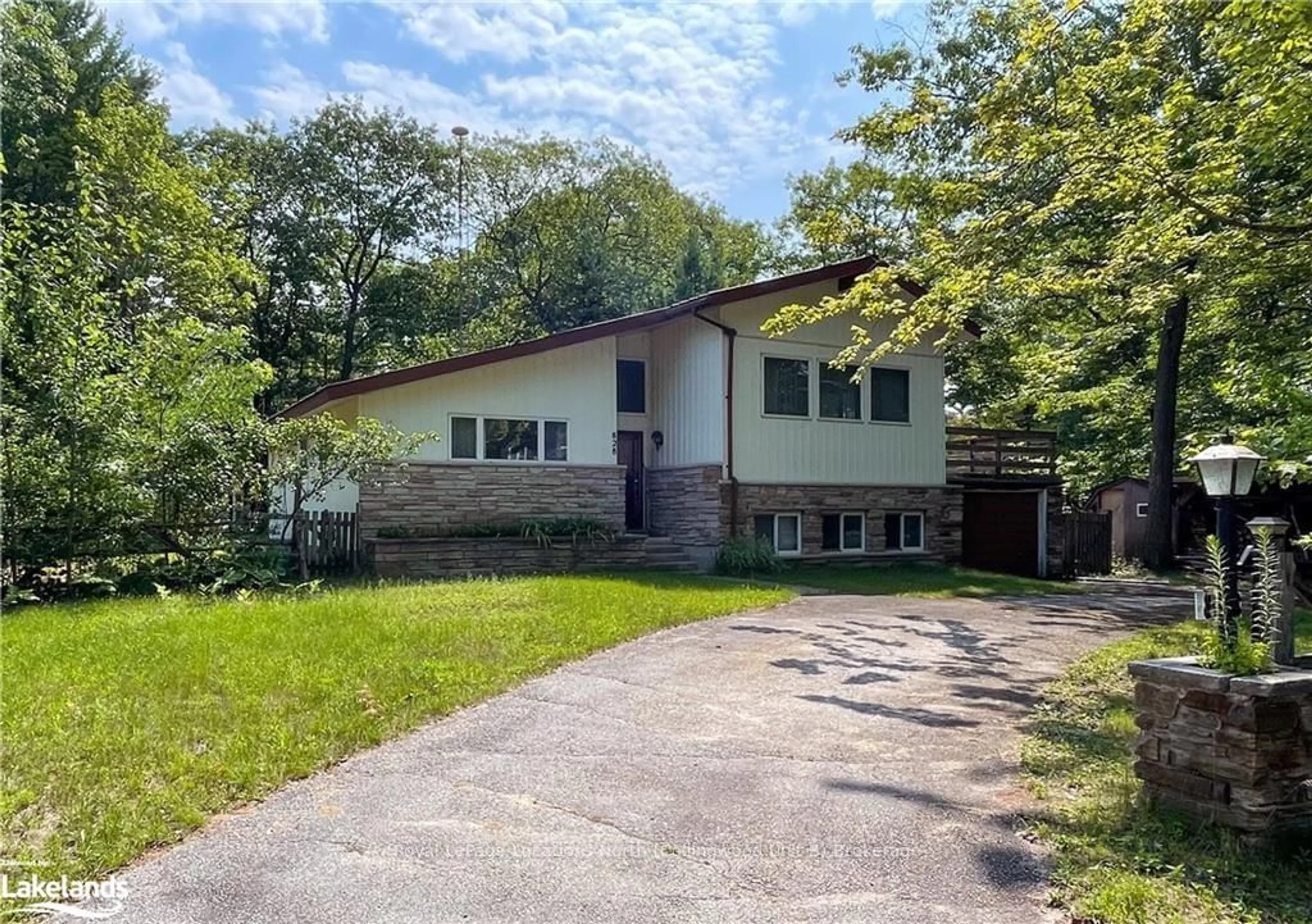 Frontside or backside of a home, cottage for 828 OXBOW PARK Dr, Wasaga Beach Ontario L9Z 2V1