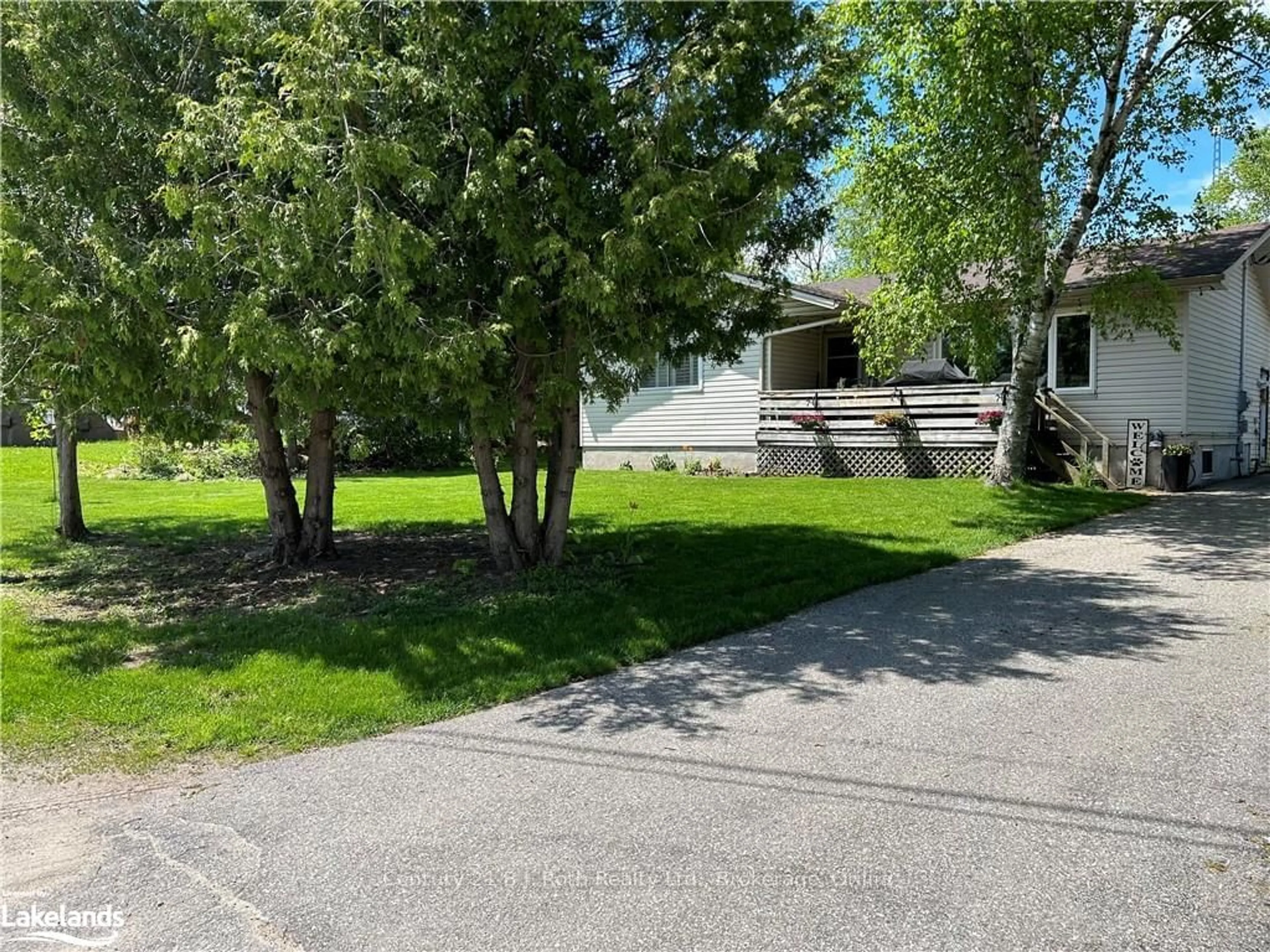 Frontside or backside of a home, the street view for 2A WALLIS St, Oro-Medonte Ontario L3V 8N9