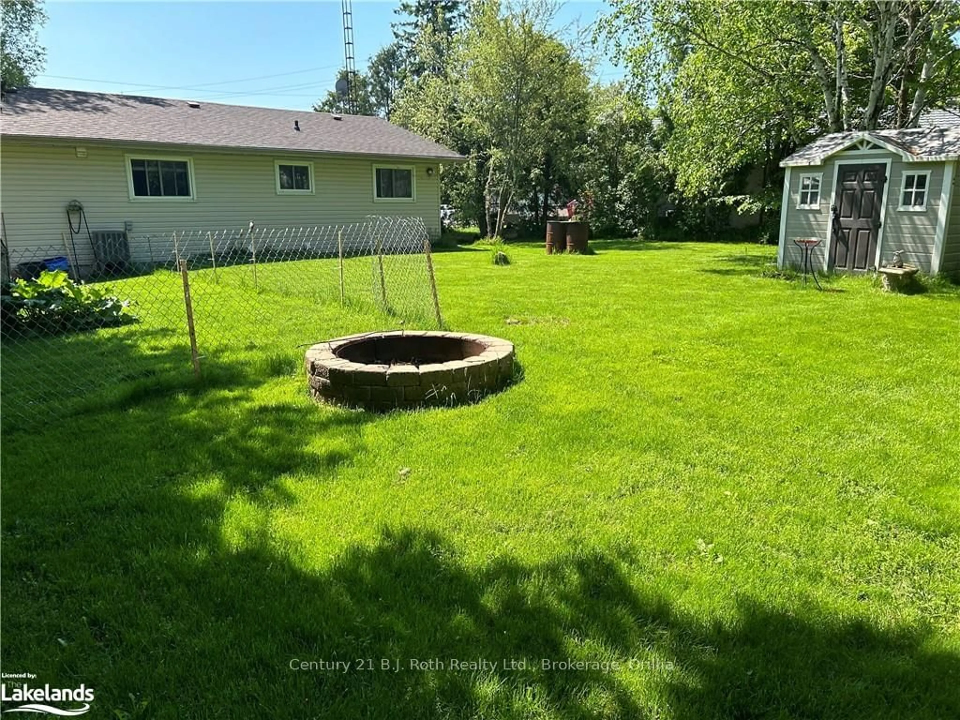 Patio, the fenced backyard for 2A WALLIS St, Oro-Medonte Ontario L3V 8N9