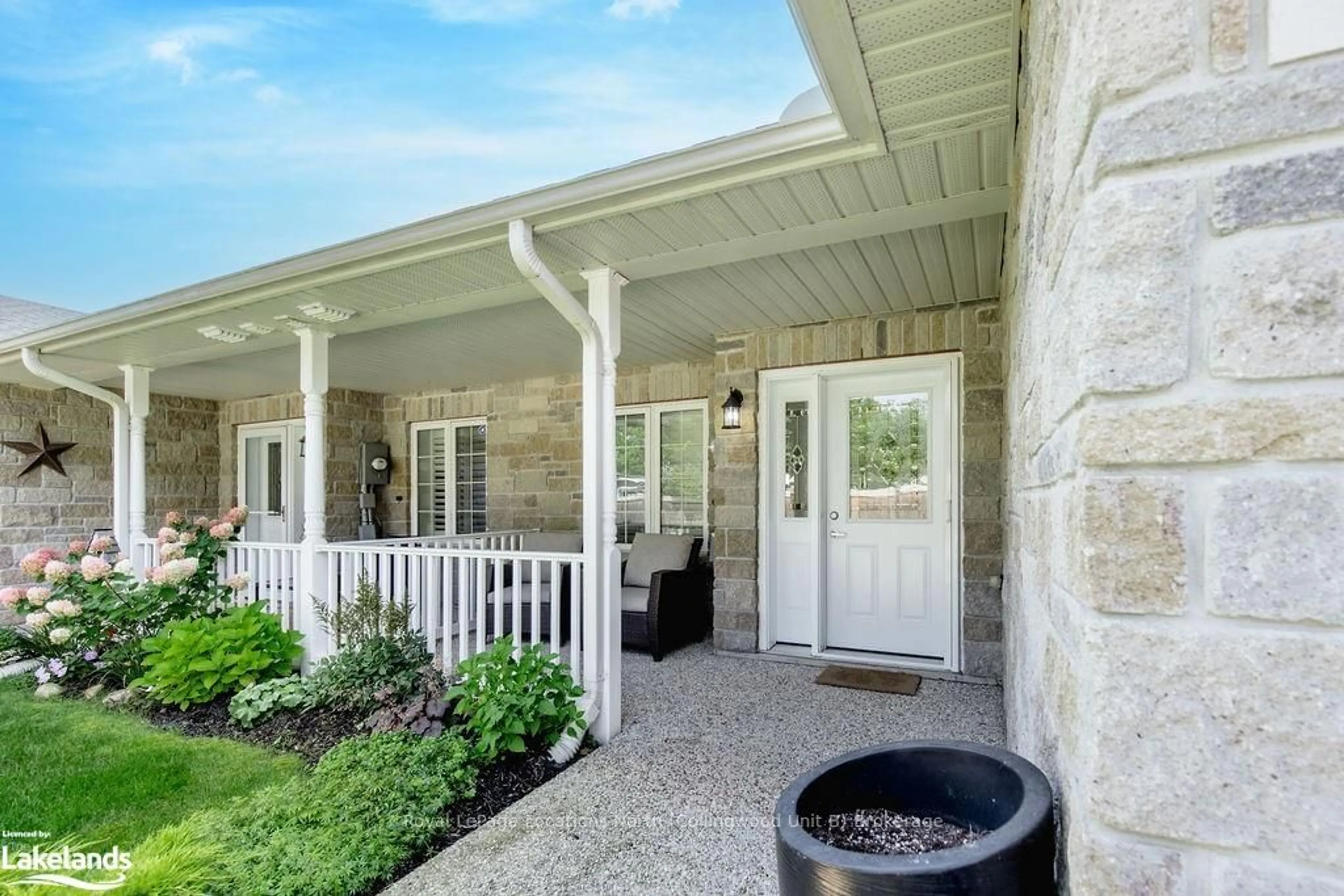 Indoor entryway, cement floor for 187 GREENWAY Dr, Wasaga Beach Ontario L9Z 0E6